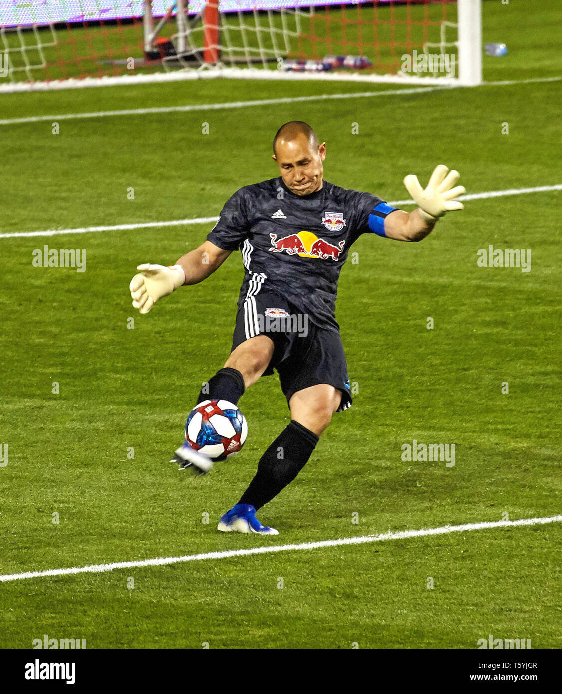 Harrison, New Jersey, USA. 27th Apr, 2019. New York Red Bulls goalkeeper Luis  Robles (31) in action during a MLS match between the FC Cincinnati and the  New York Red Bulls at