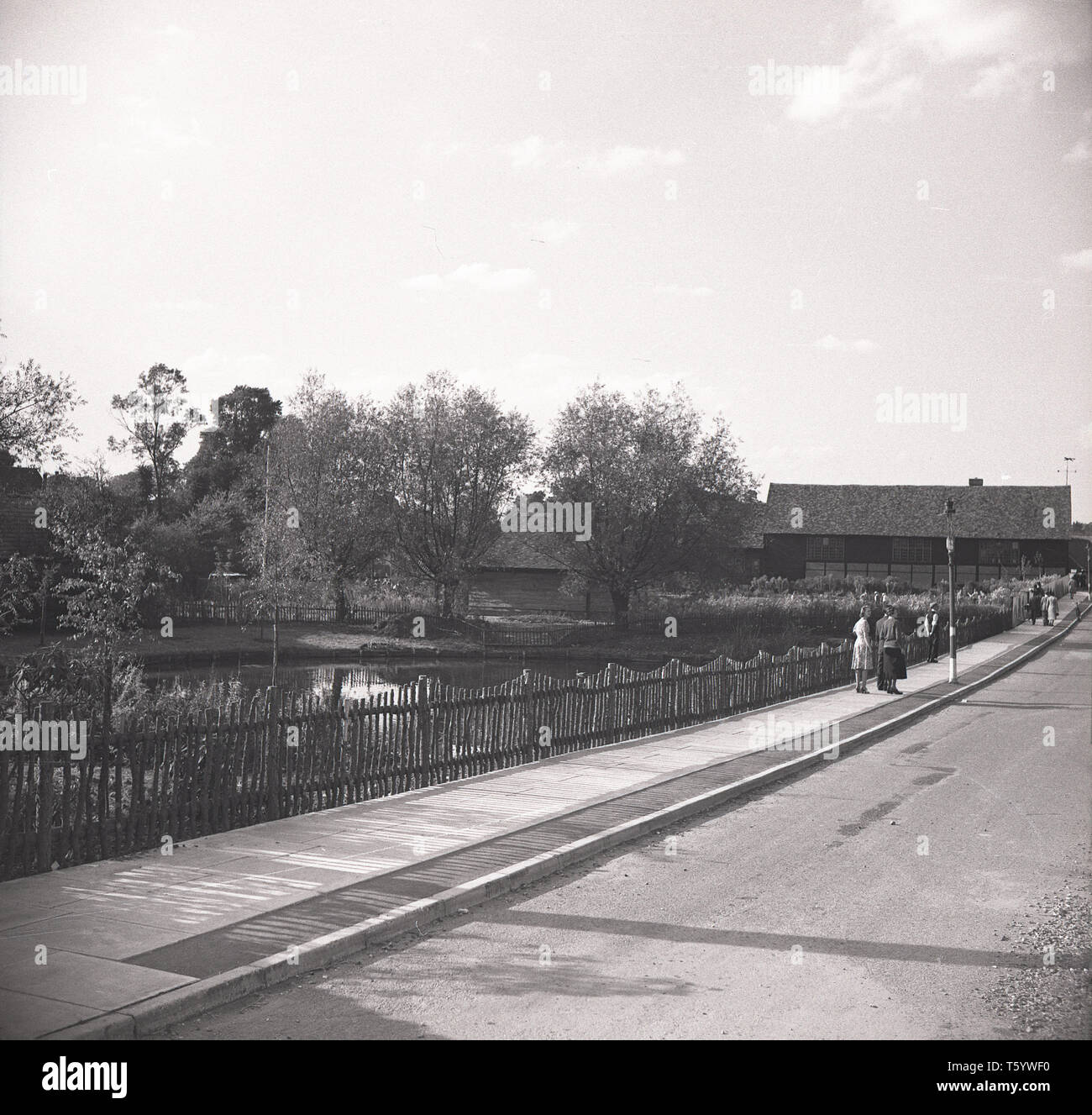 1940s, historical, a view of Ruislip pond, Ruislip, West London