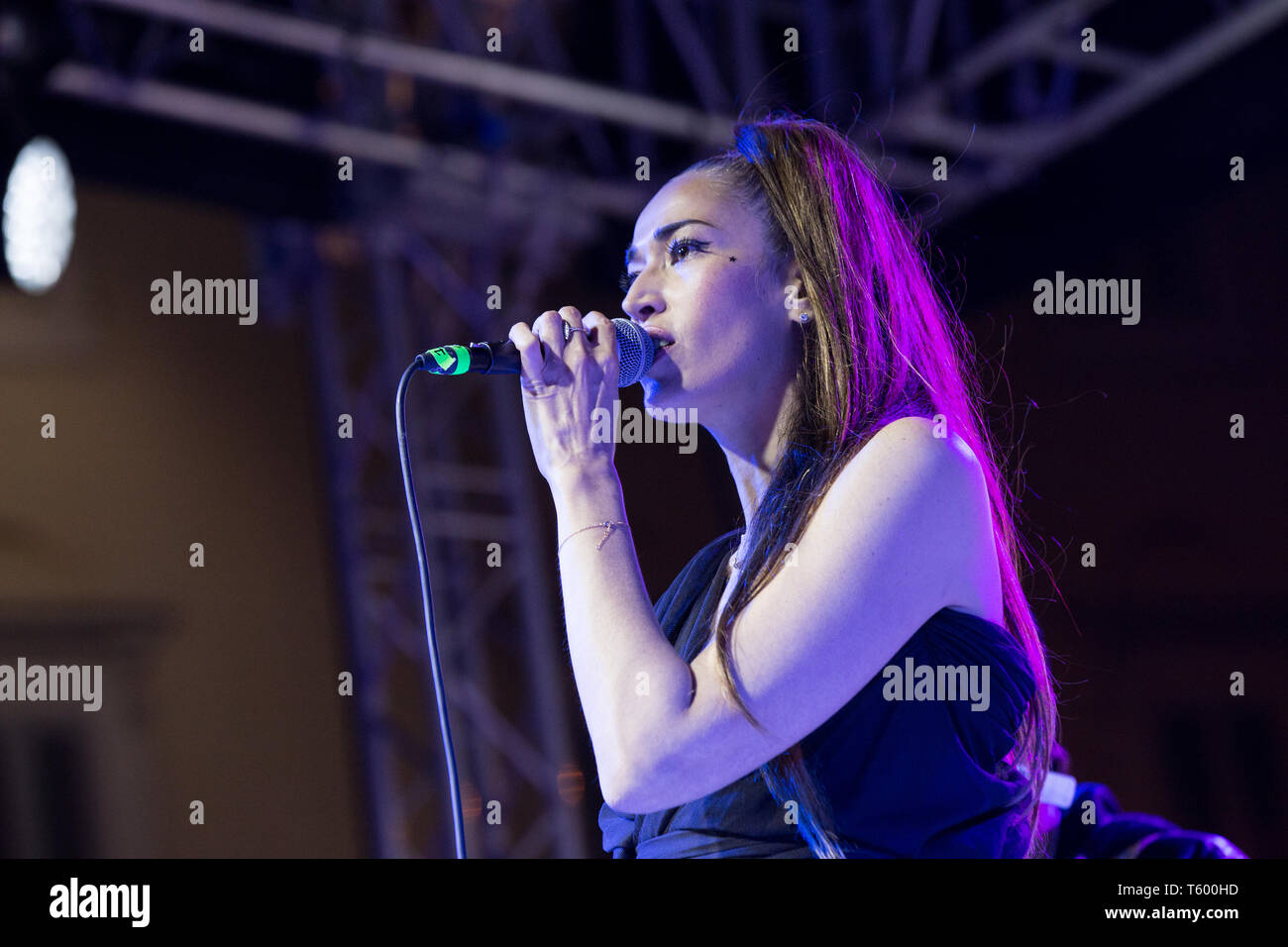 Roma, Italy. 27th Apr, 2019. The Italian singer Nina Zilli participates in the fifth edition of 'Pè Strada' organized by Emergency Credit: Matteo Nardone/Pacific Press/Alamy Live News Stock Photo