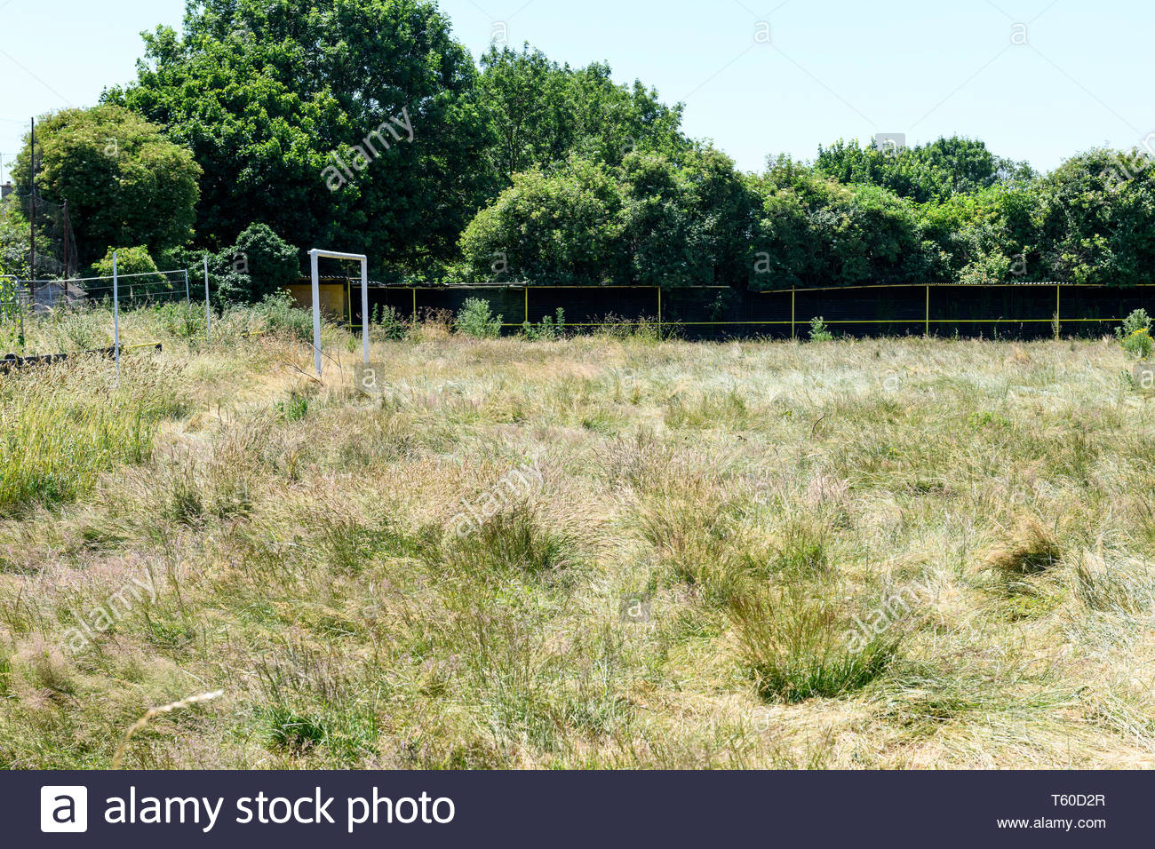 disused-sports-field-melksham-wiltshire-england-uk-T60D2R.jpg