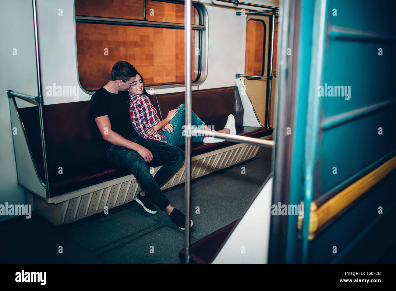 Пара в метро женщина с молодыми мальчикои. Молодые мужчина и женщина в метро. London tube stations. Love story в метро москвы. Колонка пипл андеграунд 10.