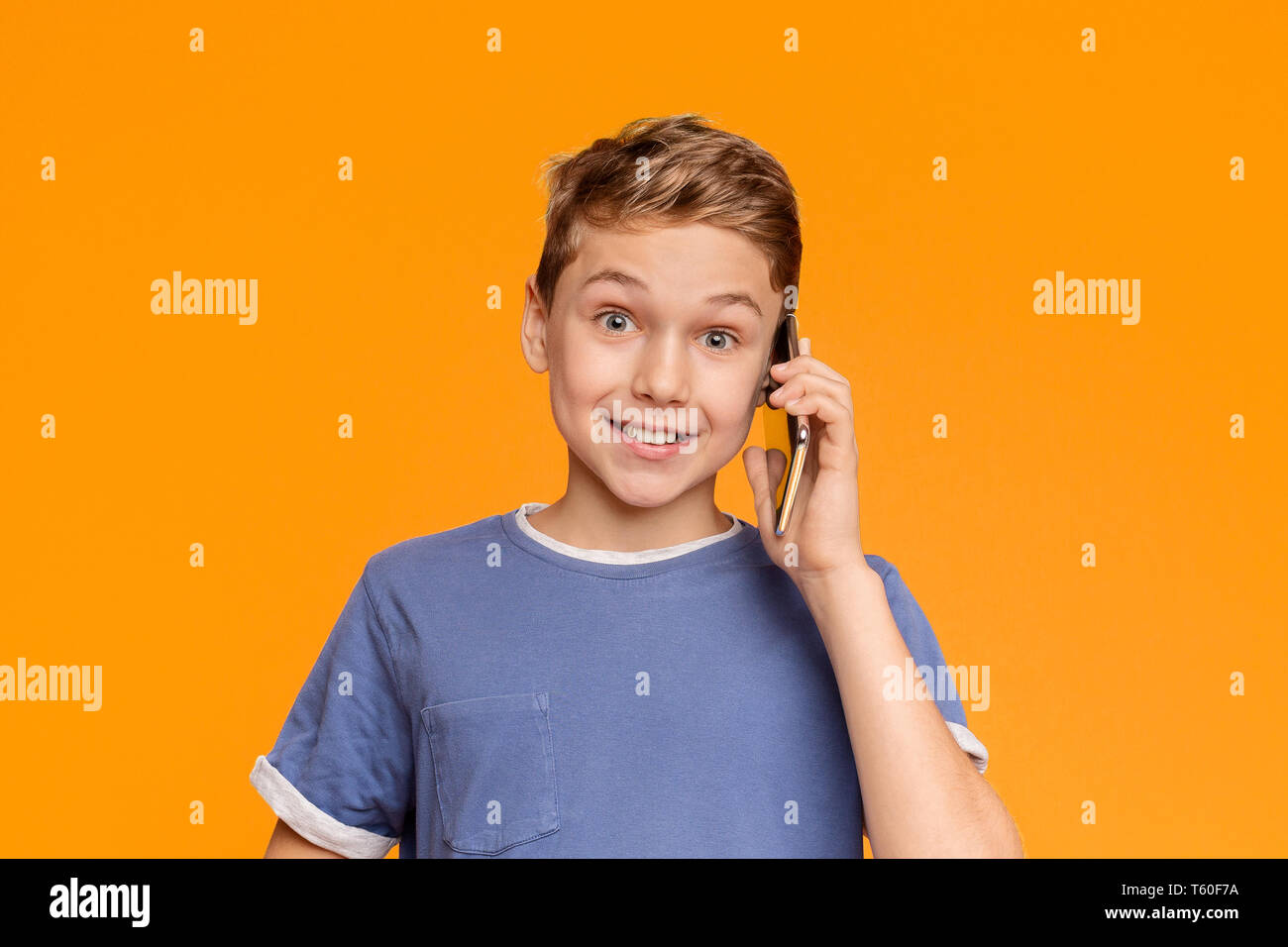 Teenager is talking on the phone. Мои говорящие подростки. Два подростка общаются. Мои говорящие подростки. Говорящие подростки.