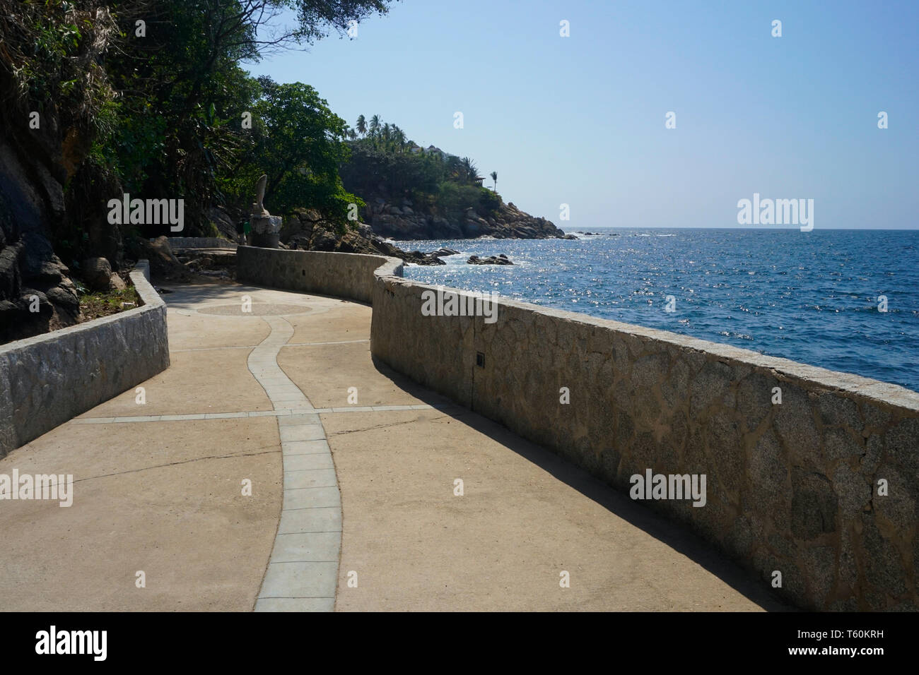 Walkway along the Playa La Angosta (Langosta), Acapulco, Mexico Stock Photo