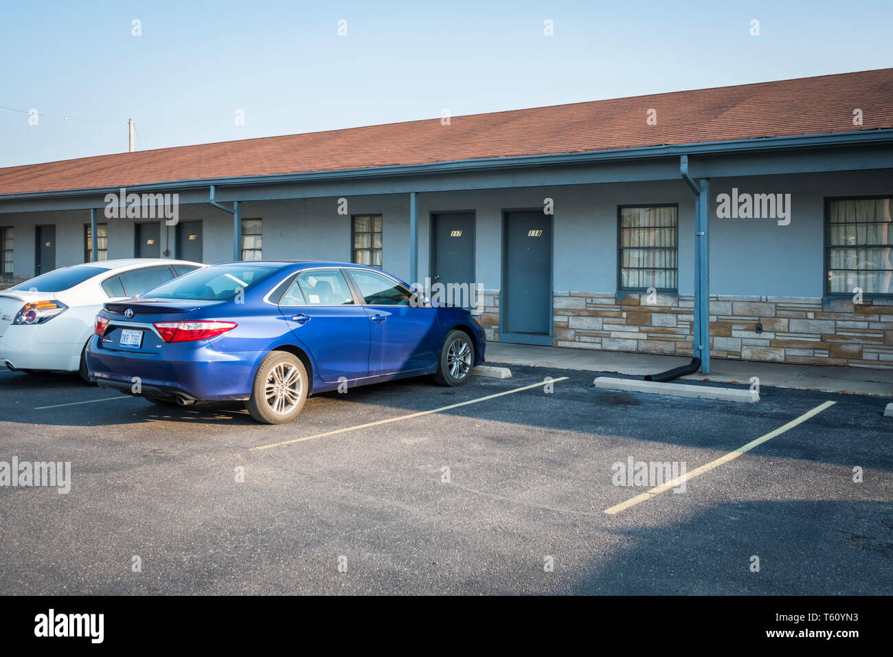 Cars parked outside the Economy Inn Motel rooms at Granite City, Illinois, USA Stock Photo Alamy