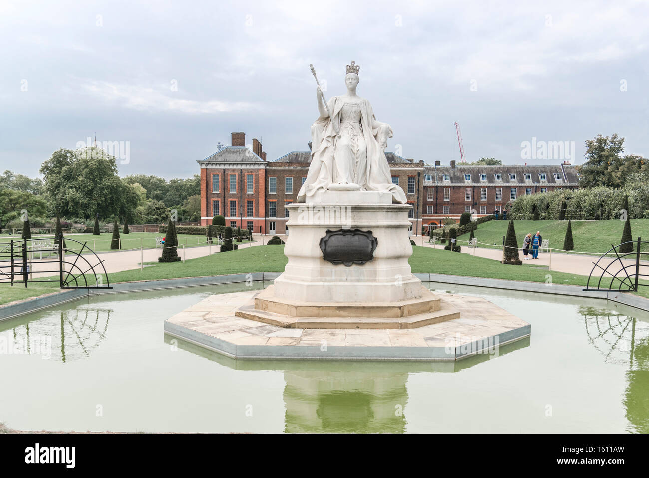 Statue of Queen Victoria in front of Kensington Palace, London; Statue von Königin Viktoria vor dem Kensington Palast Stock Photo