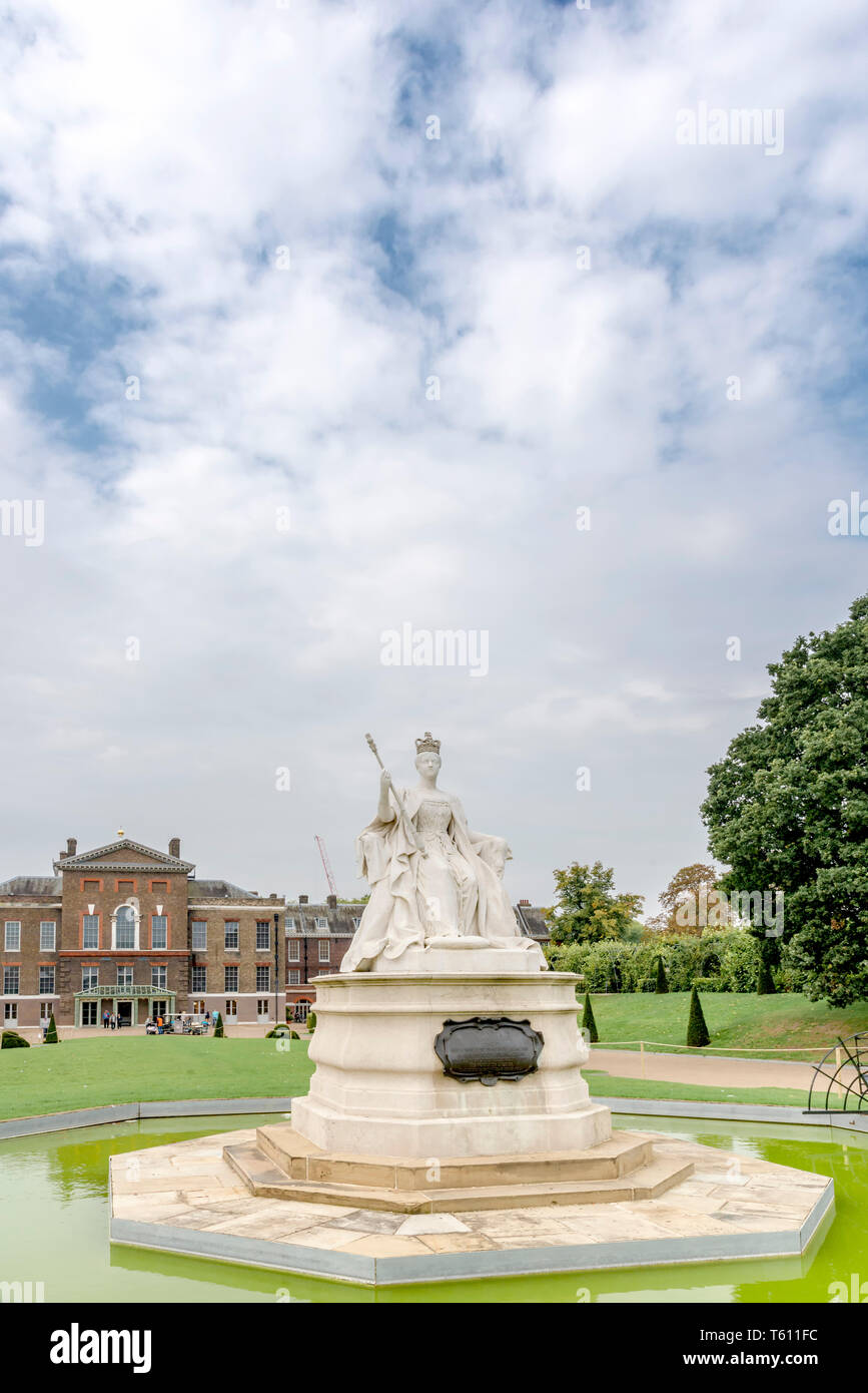 Statue of Queen Victoria in front of Kensington Palace, London; Statue von Königin Viktoria vor dem Kensington Palast Stock Photo