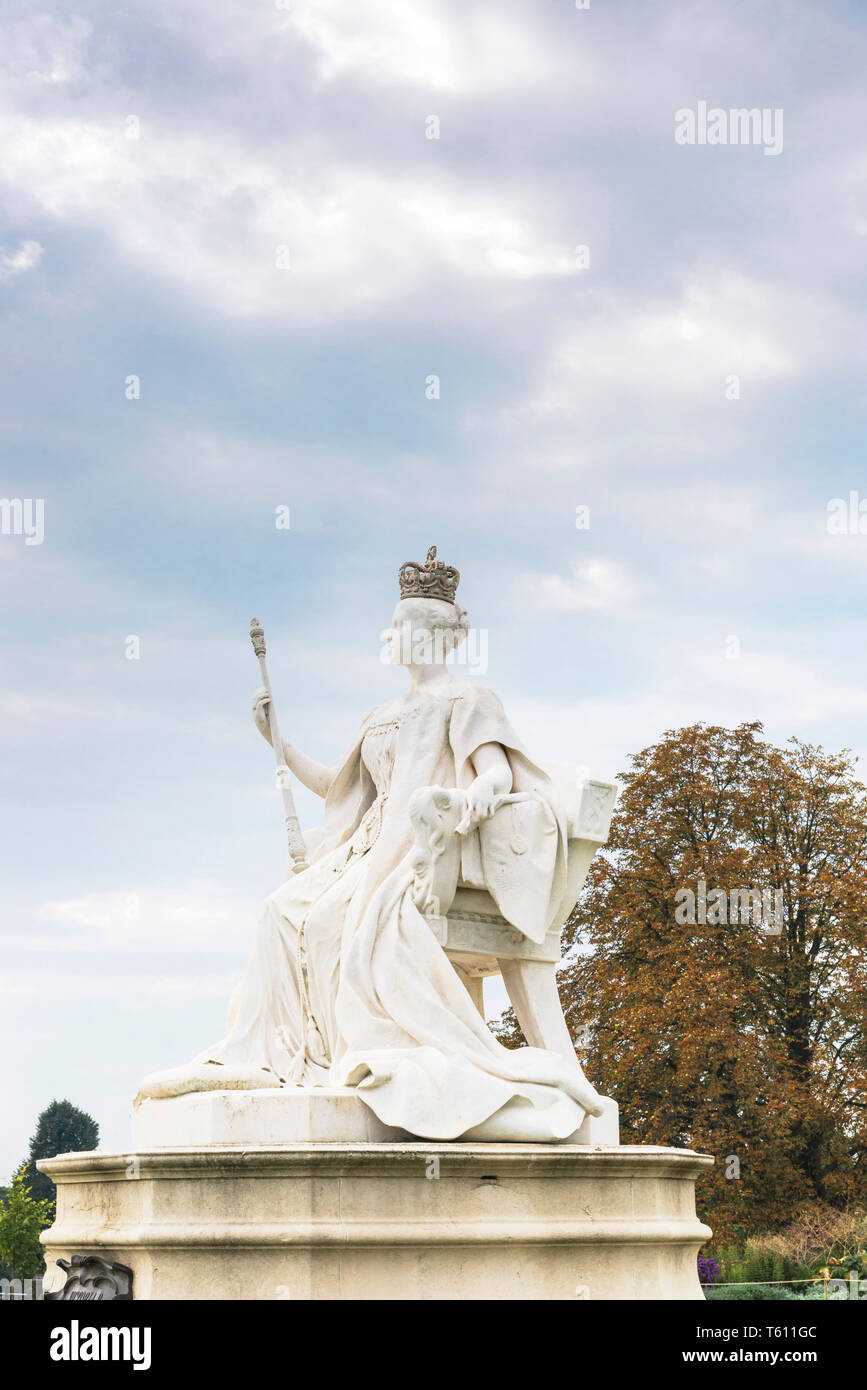 Statue of Queen Victoria in front of Kensington Palace, London; Statue von Königin Viktoria vor dem Kensington Palast Stock Photo