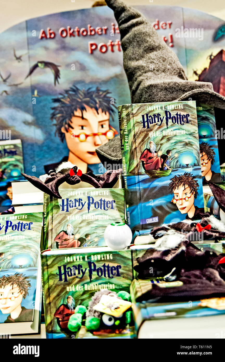 Presentation of the book „Harry Potter and the Half-Blood Prince“ in a german bookshop; Präsentation des Romans „Harry Potter und der Halbblutprinz“ Stock Photo