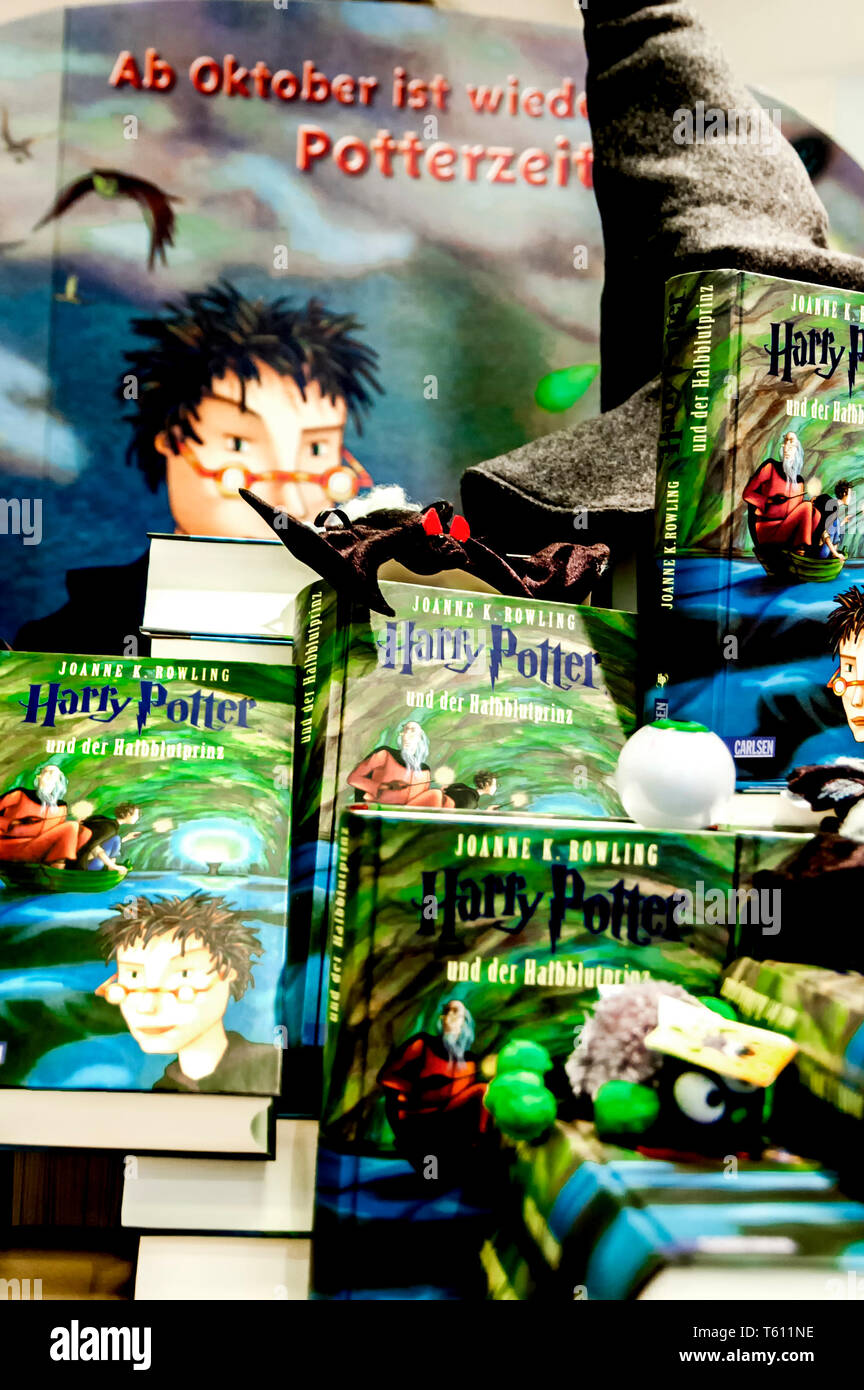 Presentation of the book „Harry Potter and the Half-Blood Prince“ in a german bookshop; Präsentation des Romans „Harry Potter und der Halbblutprinz“ Stock Photo