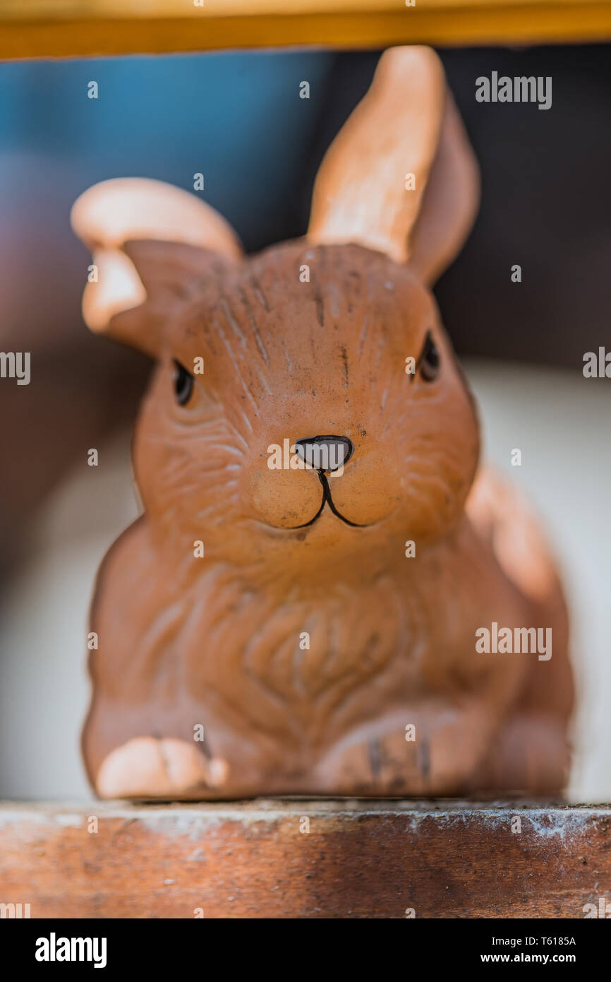 Rabbit garden statue hi-res stock photography and images - Alamy