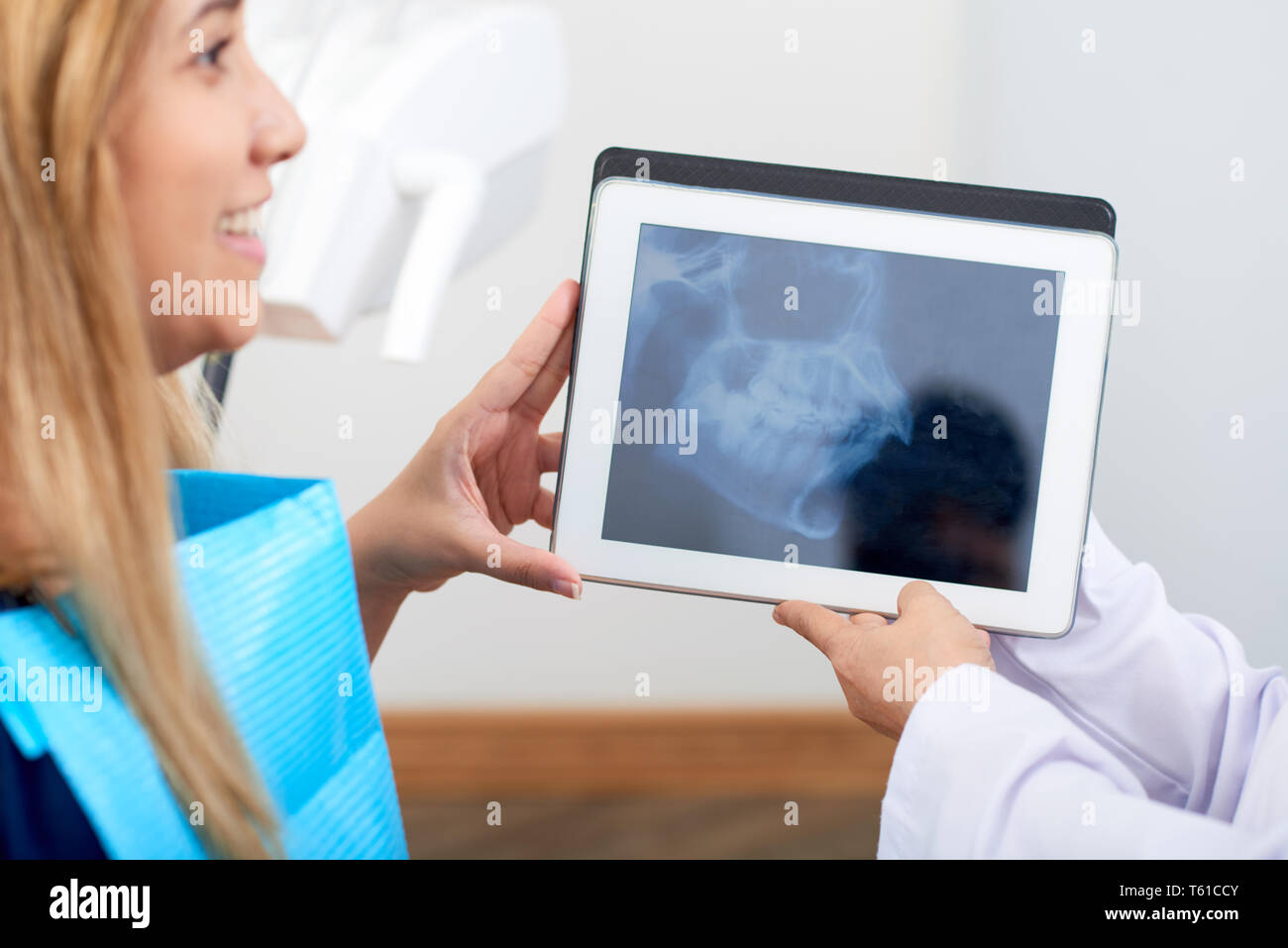 Asian doctor patient clinic hi-res stock photography and images - Alamy