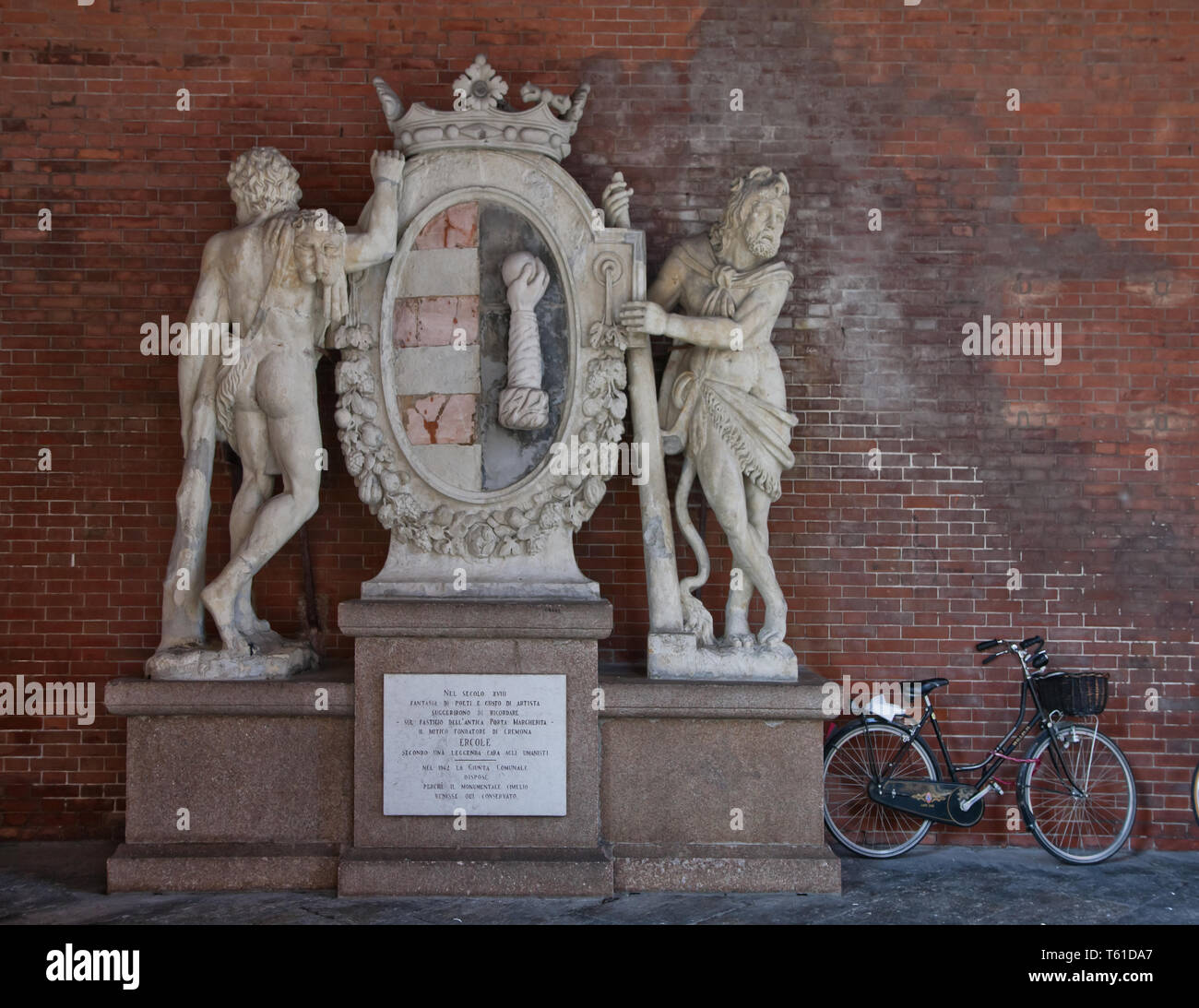 Cremona, portico della Loggia dei Militi: lo stemma comunale della città di Cremona, con figura di Ercole. A fianco, una bicicletta.  [ENG]   Cremona, Stock Photo