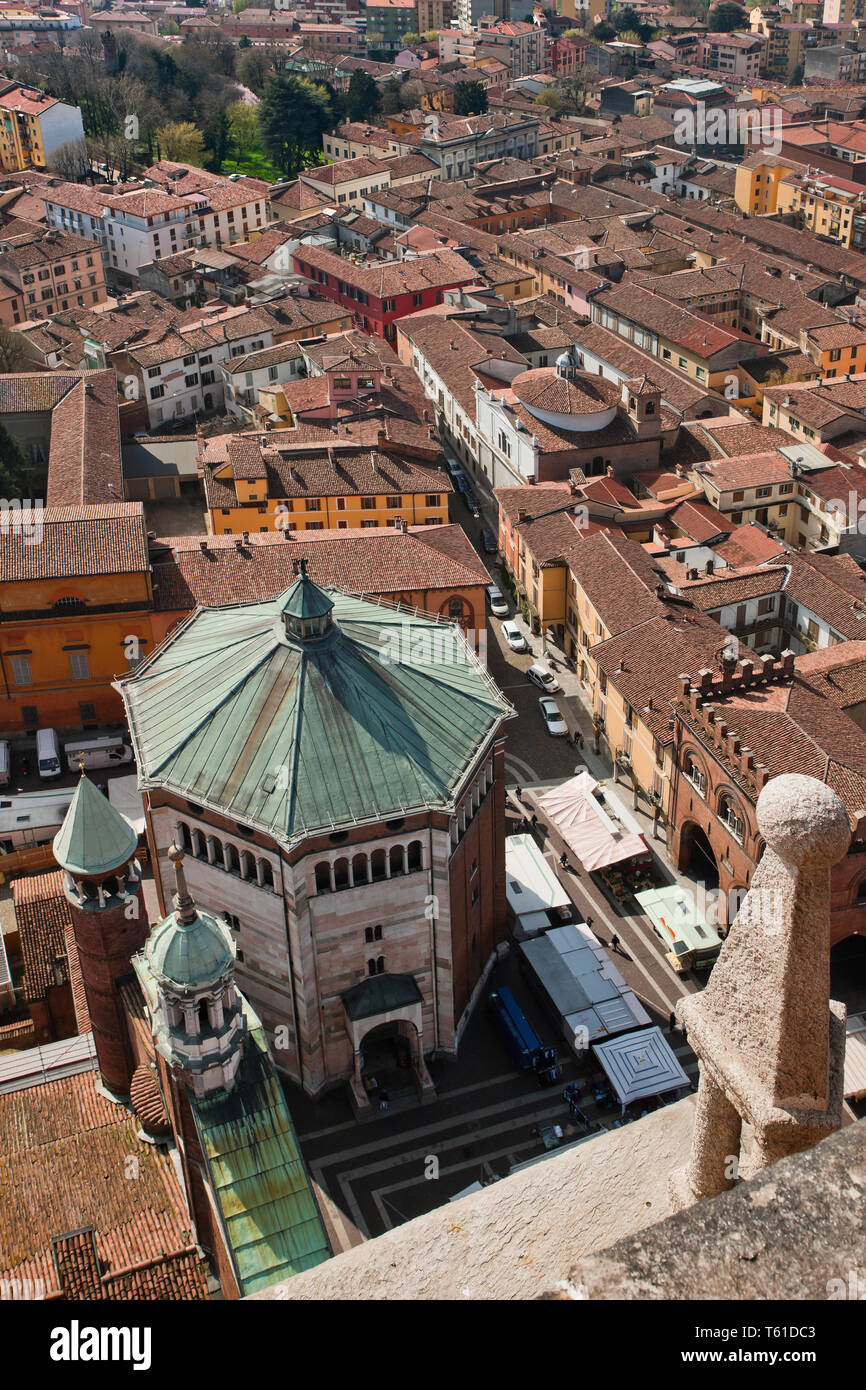 Cremona: veduta della città dalla cima del Torrazzo. In basso il Battistero.  [ENG]   Cremona: aerial view of the town from the top of Torrazzo. Downw Stock Photo