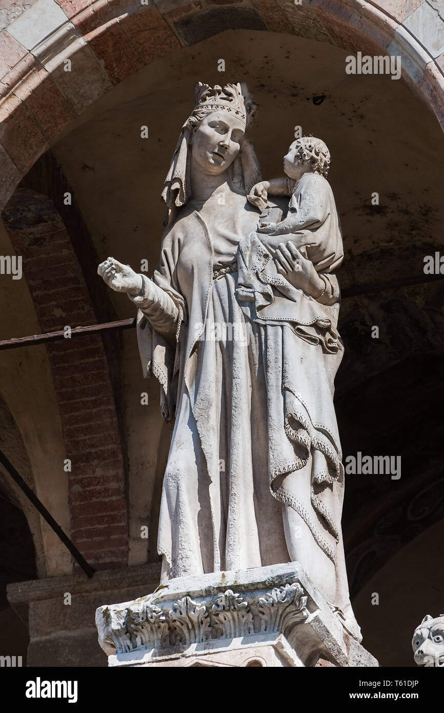 Cremona, il Duomo, facciata, Loggia sopra il protiro del Portale Maggiore: Madonna con Bambino.  [ENG]  Cremona, Duomo (Cathedral), facade, loggia ove Stock Photo