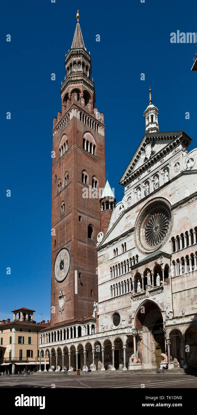 Cremona: veduta di piazza del Comune con il Duomo e il Torrazzo.  [ENG]   Cremona: view of piazza del Comune with the Duomo (the Cathedral) and the To Stock Photo