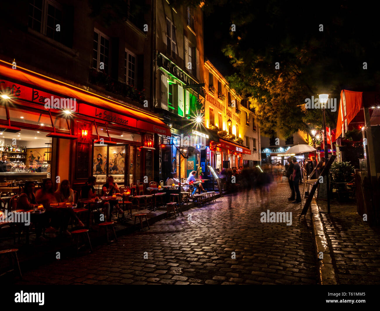 Paris France August 18 18 Night View Of Montmartre Streets Visited By Tourist To Enjoy Parisian Food And Night Life Stock Photo Alamy Paris France August 18 18 Night View Of Montmartre Streets Visited By Tourist To Enjoy Parisian Food And Night Life Stock Photo Alamy