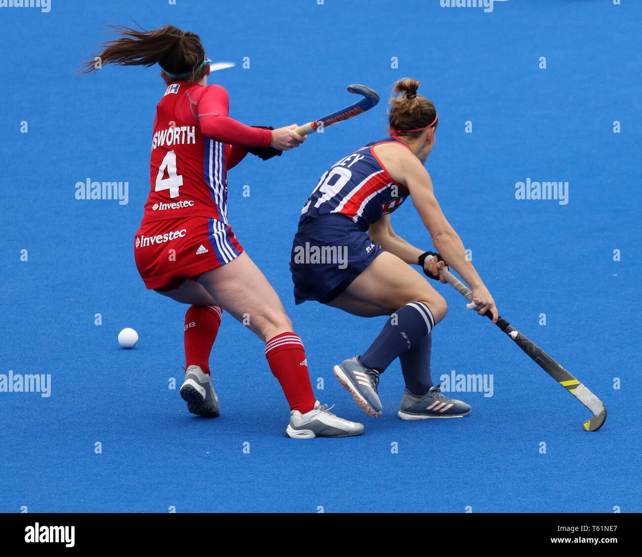 Laura Unsworth (GBR) and Alyssa Manley (USA) in the 2019 FIH Pro League Great Britain v United States women’s hockey match at the Olympic Park, London Stock Photo