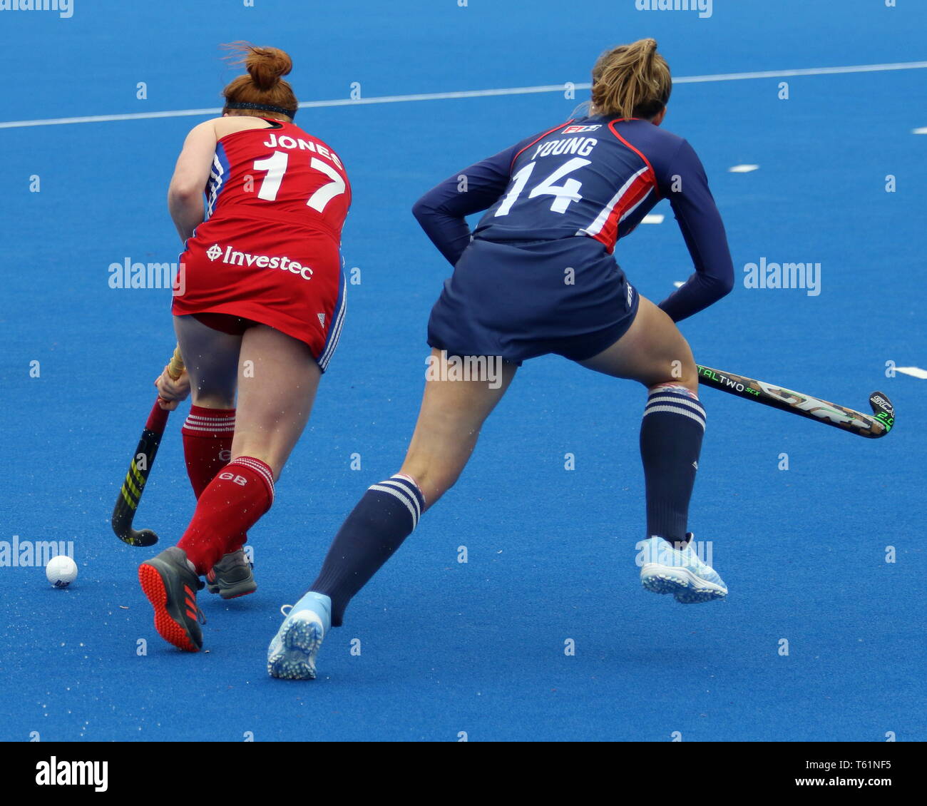 Sarah Jones (GBR) defending off Julia Young (USA) in the 2019 FIH Pro League Great Britain v United States women’s hockey match at the Olympic Park Stock Photo