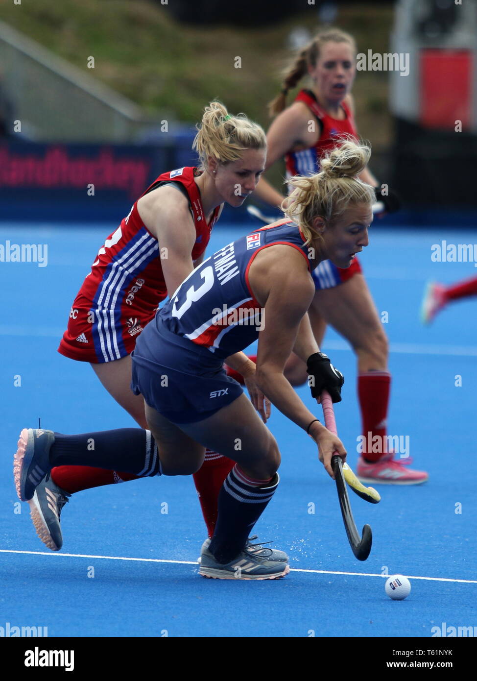 Ashley Hoffman (USA) and Jo Hunter (GBR) in the 2019 FIH Pro League Great Britain v United States women’s hockey match at the Olympic Park, London Stock Photo