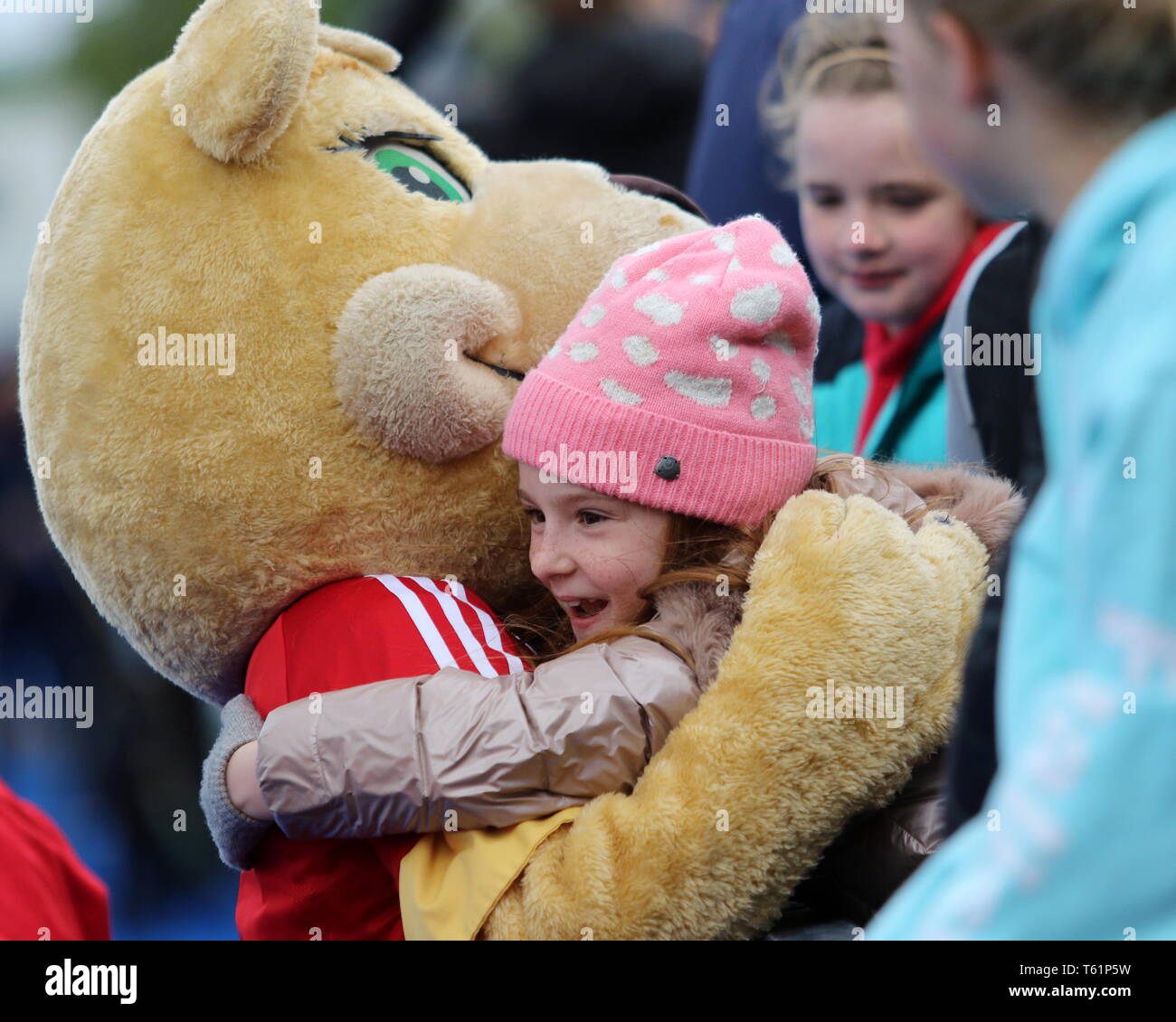 Jess greeting fans at the end of the 2019 FIH Pro League Great Britain v United States women’s hockey match at Queens Elizabeth Olympic Park, London.  Stock Photo