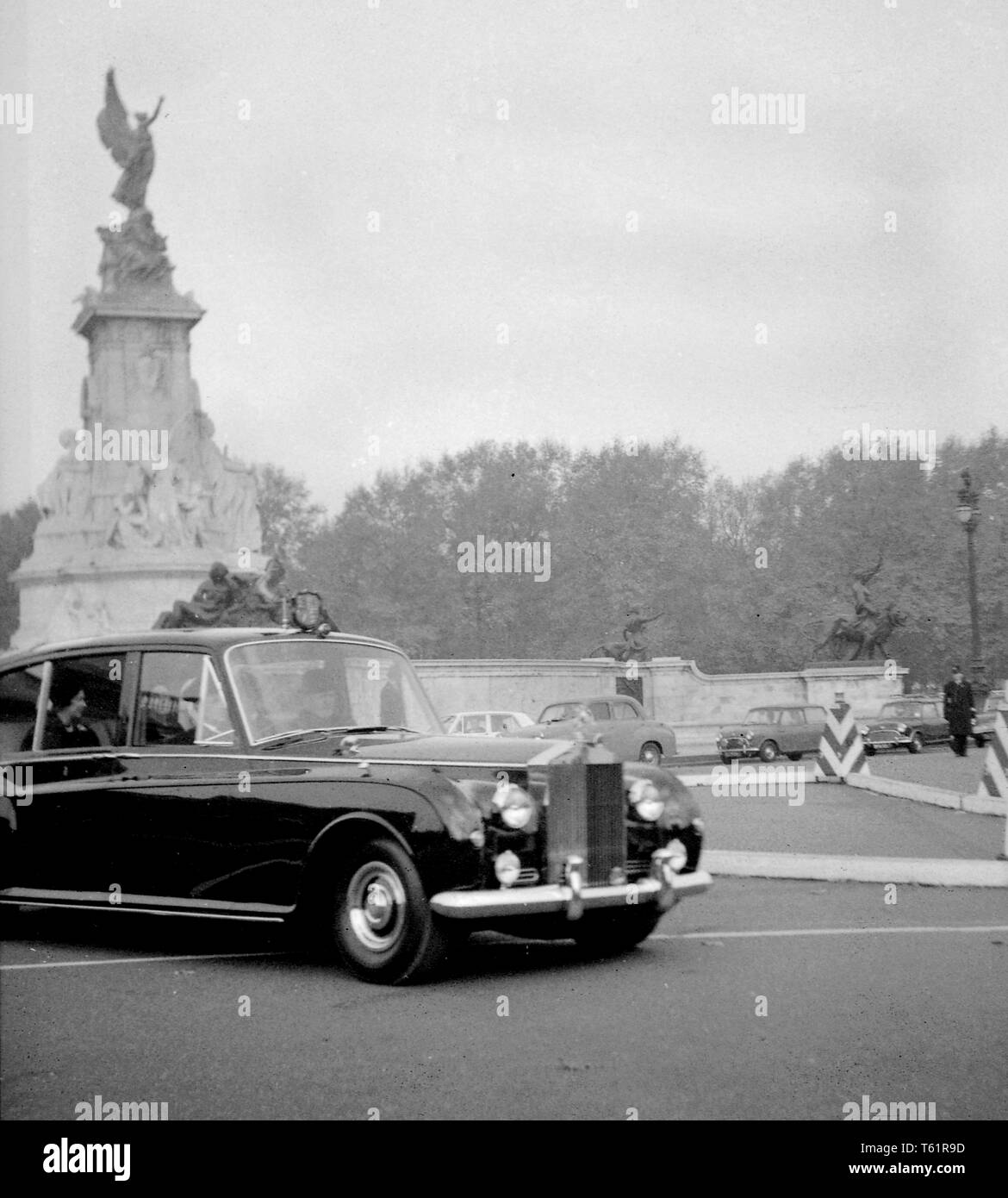 The Queen in her official car near Buckingham Palace. Amateur photograph from a family collection on holiday in London. c1956  Photo by Tony Henshaw Stock Photo