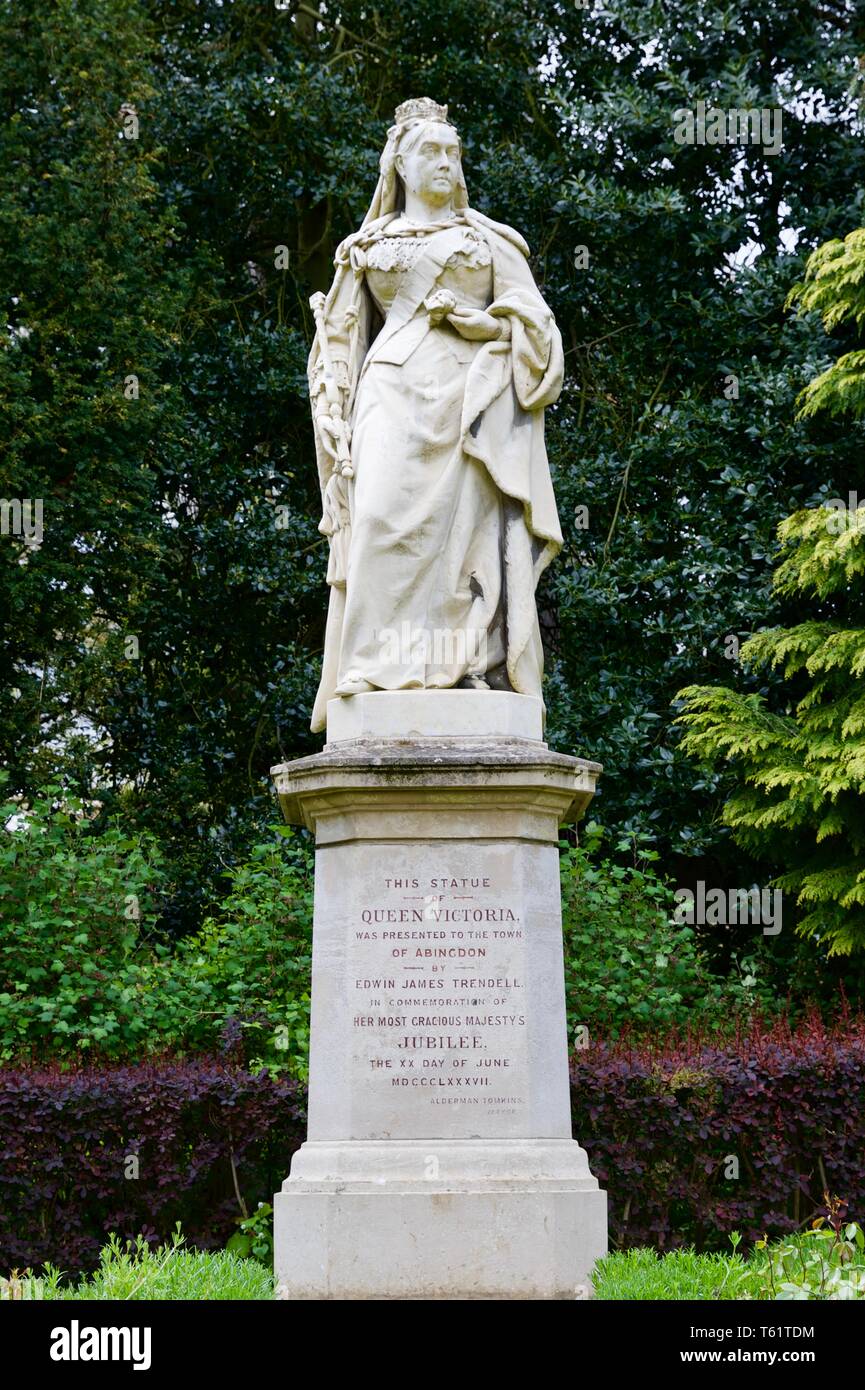 Queen Victoria statue commemorating her Golden Jubilee of 1887, in the Abbey Grounds, Abingdon, Oxfordshire Stock Photo