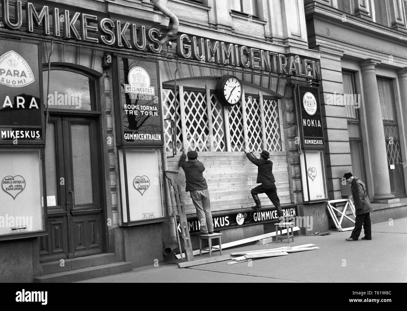 The Winter War. A military conflict between the Soviet union and Finland. It began with a Soviet invasion on november 1939 when Soviet infantery crossed the border on the Karelian Isthmus.  Here the Finnish capitol Helsinki shop owners put up protective wood in front of their store window. More then 100000 bombs hit Helsinki during the war.   December 1939. Photo Kristoffersson ref 92-8 Stock Photo