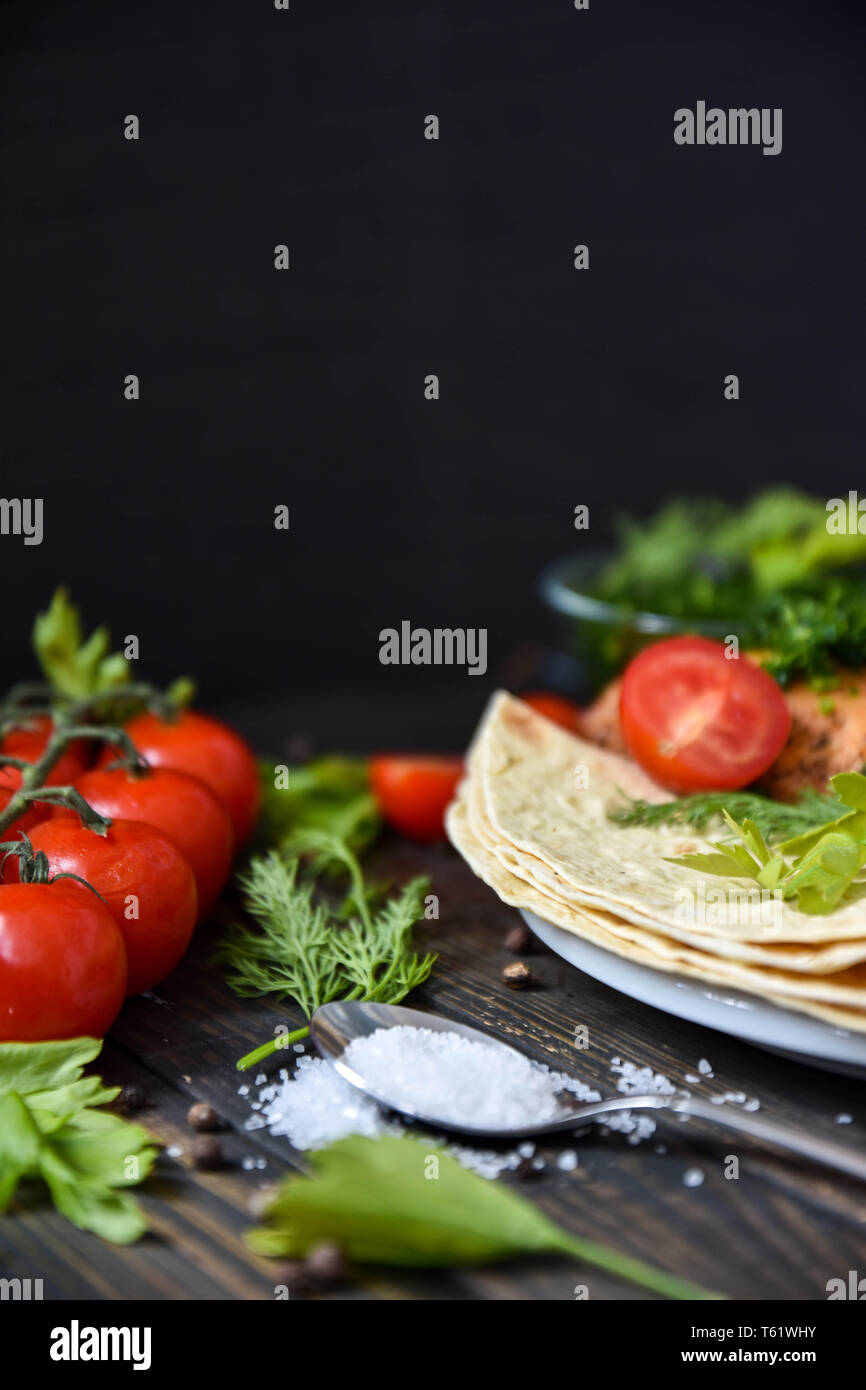 Chicken with pita bread and tomatoes Stock Photo - Alamy