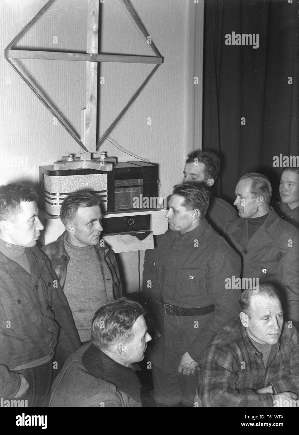 The Winter War. A military conflict between the Soviet union and Finland. It began with a Soviet invasion on november 1939 when Soviet infantery crossed the border on the Karelian Isthmus. About 9500 Swedish voluntary soldiers participated in the war. Finnish soldiers are listening to a radio broadcast. January 1940. Photo Kristoffersson ref 99-2 Stock Photo