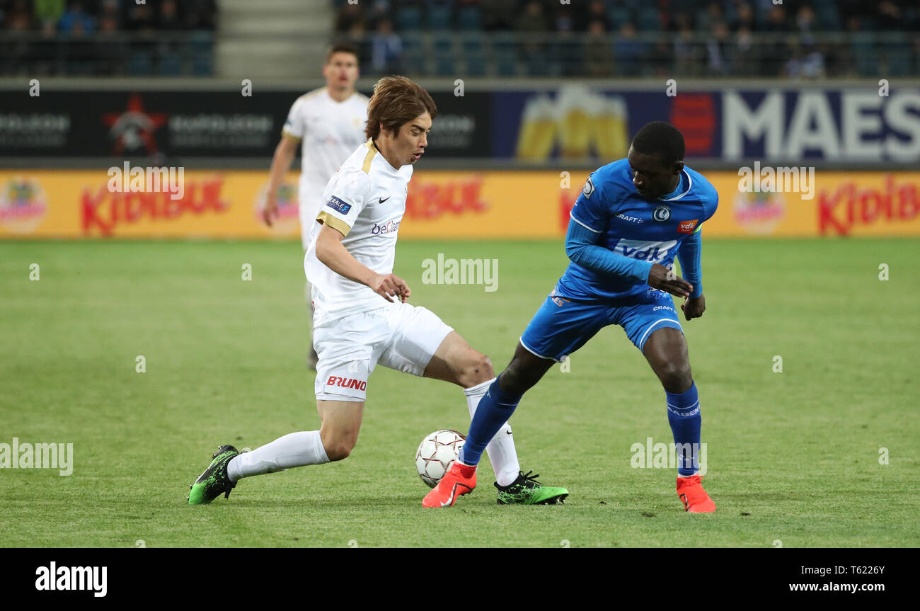 Gent, Belgium. 28th Apr, 2019. GENT, BELGIUM - APRIL 27: Junya Ito of Genk and Nana Asare of Kaa Gent fight for the ball during the Jupiler Pro League play-off 1 match (day 6) between Kaa Gent and Krc Genk on April 27, 2019 in Gent, Belgium. (Photo by Vincent Van Doornick/Isosport) Credit: Pro Shots/Alamy Live News Stock Photo