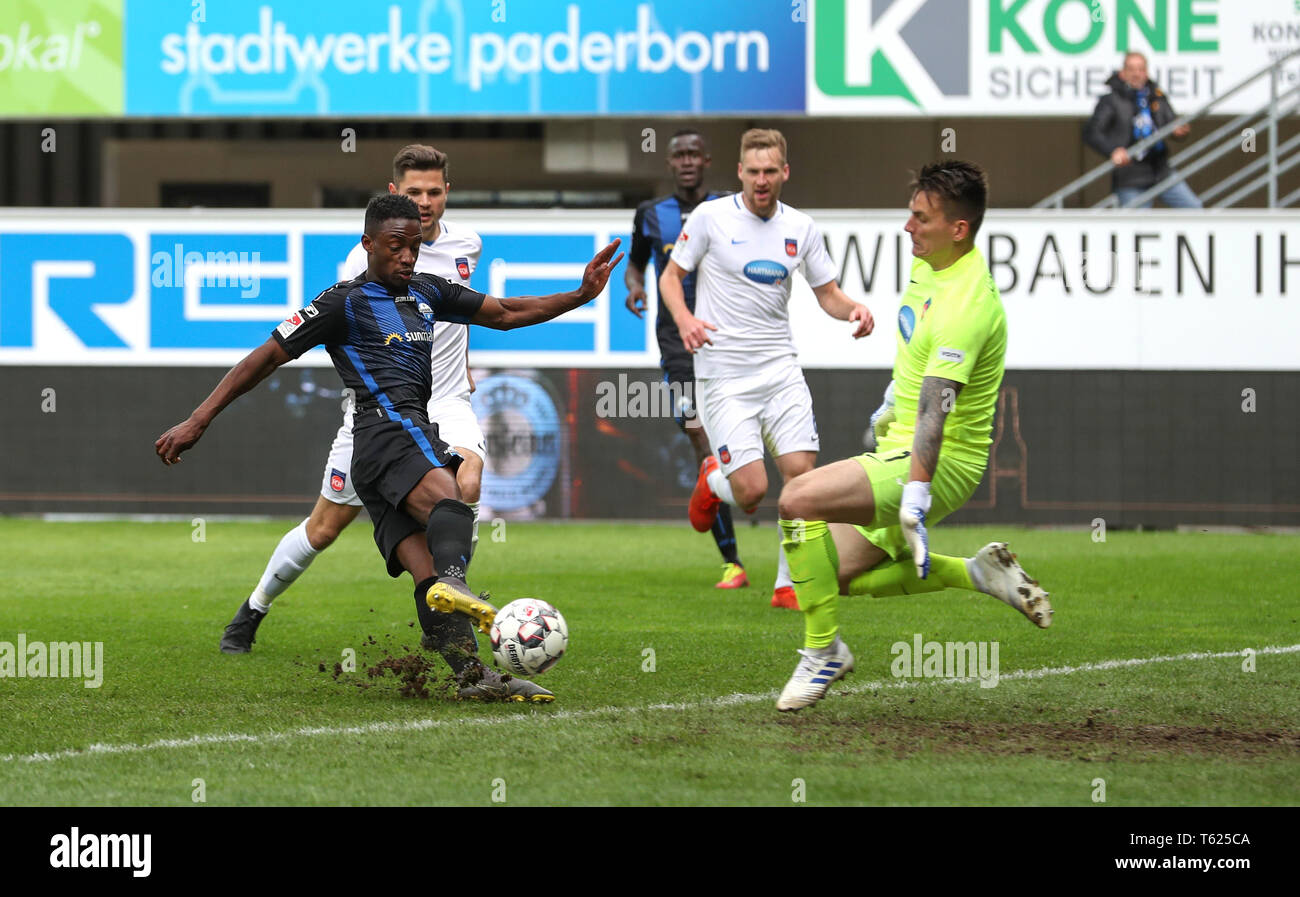 Paderborn, Germany. 28th Apr, 2019. Soccer: 2nd Bundesliga, SC Paderborn 07 - 1st FC Heidenheim, 31st matchday in the Benteler Arena. Paderborn's Christopher Antwi-Adjej (l) scores 2:0 against Heidenheim's goalkeeper Kevin Müller (r). Credit: Friso Gentsch/dpa - IMPORTANT NOTE: In accordance with the requirements of the DFL Deutsche Fußball Liga or the DFB Deutscher Fußball-Bund, it is prohibited to use or have used photographs taken in the stadium and/or the match in the form of sequence images and/or video-like photo sequences./dpa/Alamy Live News Stock Photo
