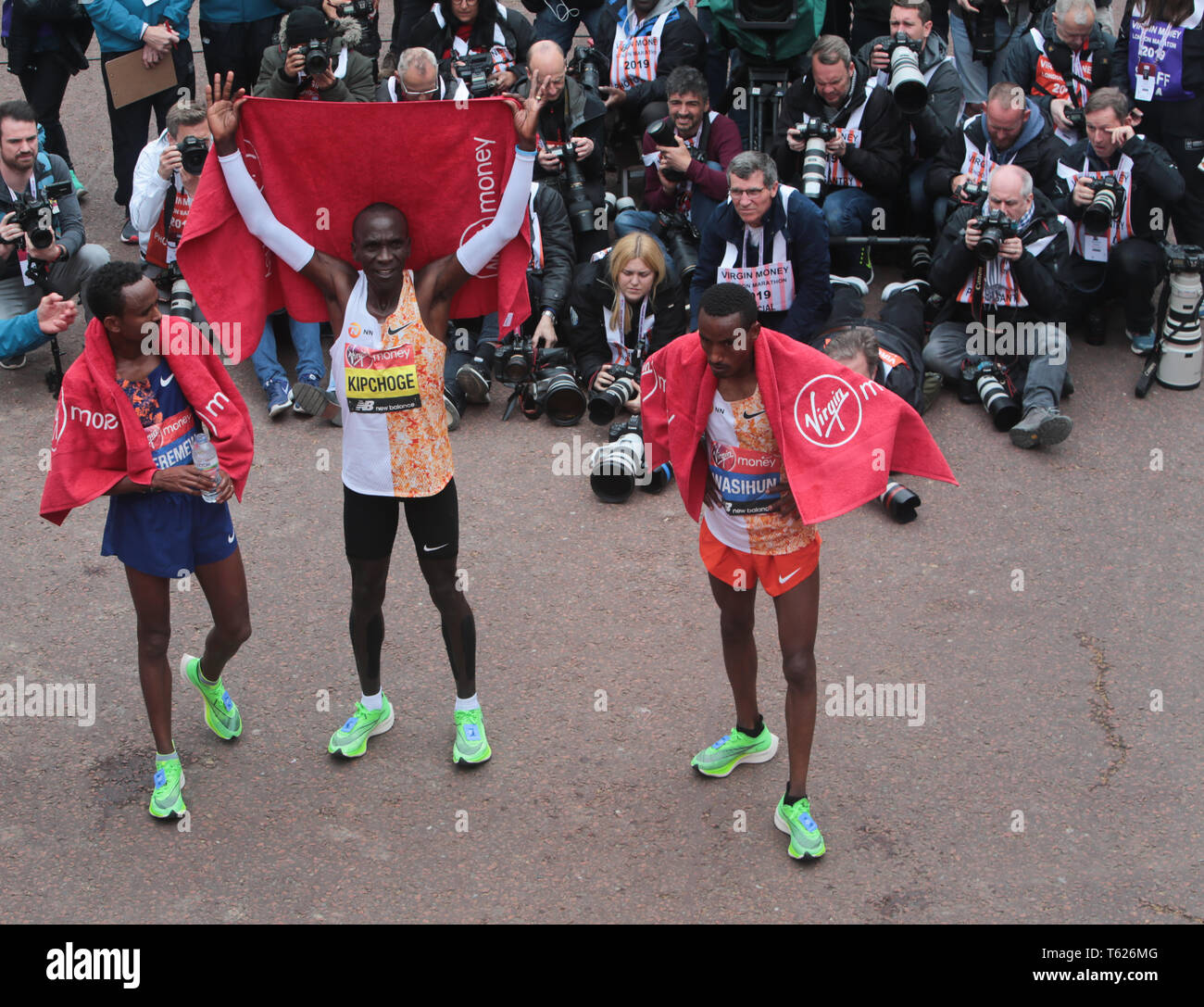 London Marathon Buckingham Palace Stock Photos London Marathon - london uk 28th apr 2019 virgin money london marathon elite winners men