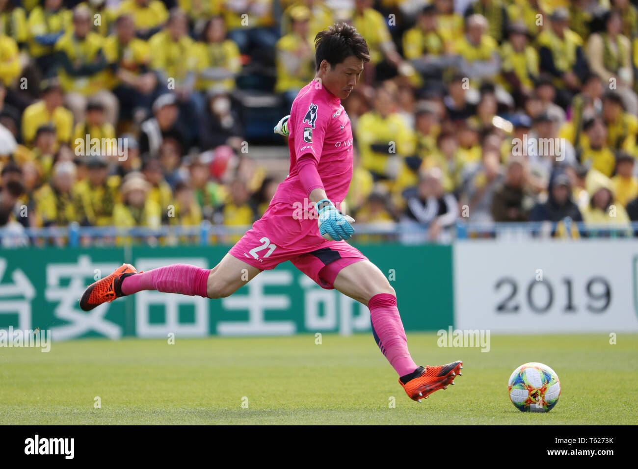 Chiba Japan 28th Apr 19 Akihiko Takeshige Yokohama Fc Football Soccer 19 J2 League Match Between Kashiwa Reysol 0 0 Yokohama Fc At Sankyo Frontier Kashiwa Stadium In Chiba Japan Credit Jun