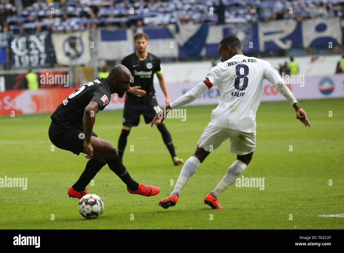 27 April 2019, Hessen, Frankfurt/M.: Soccer: Bundesliga, Eintracht Frankfurt - Hertha BSC, 31st matchday in the Commerzbank Arena. Berlin's Salomon Kalou (r) and Frankfurt's Jetro Willems fight for the ball. Photo: Thomas Frey/dpa - IMPORTANT NOTE: In accordance with the requirements of the DFL Deutsche Fußball Liga or the DFB Deutscher Fußball-Bund, it is prohibited to use or have used photographs taken in the stadium and/or the match in the form of sequence images and/or video-like photo sequences. Stock Photo