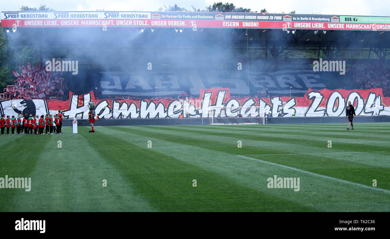 Berlin, Germany. 28th Apr, 2019. Soccer: 2nd Bundesliga, 1st FC Union  Berlin - Hamburger SV, 31st matchday. Wads of smoke from the Bengali Fire  are moving across the playing field. Credit: Andreas