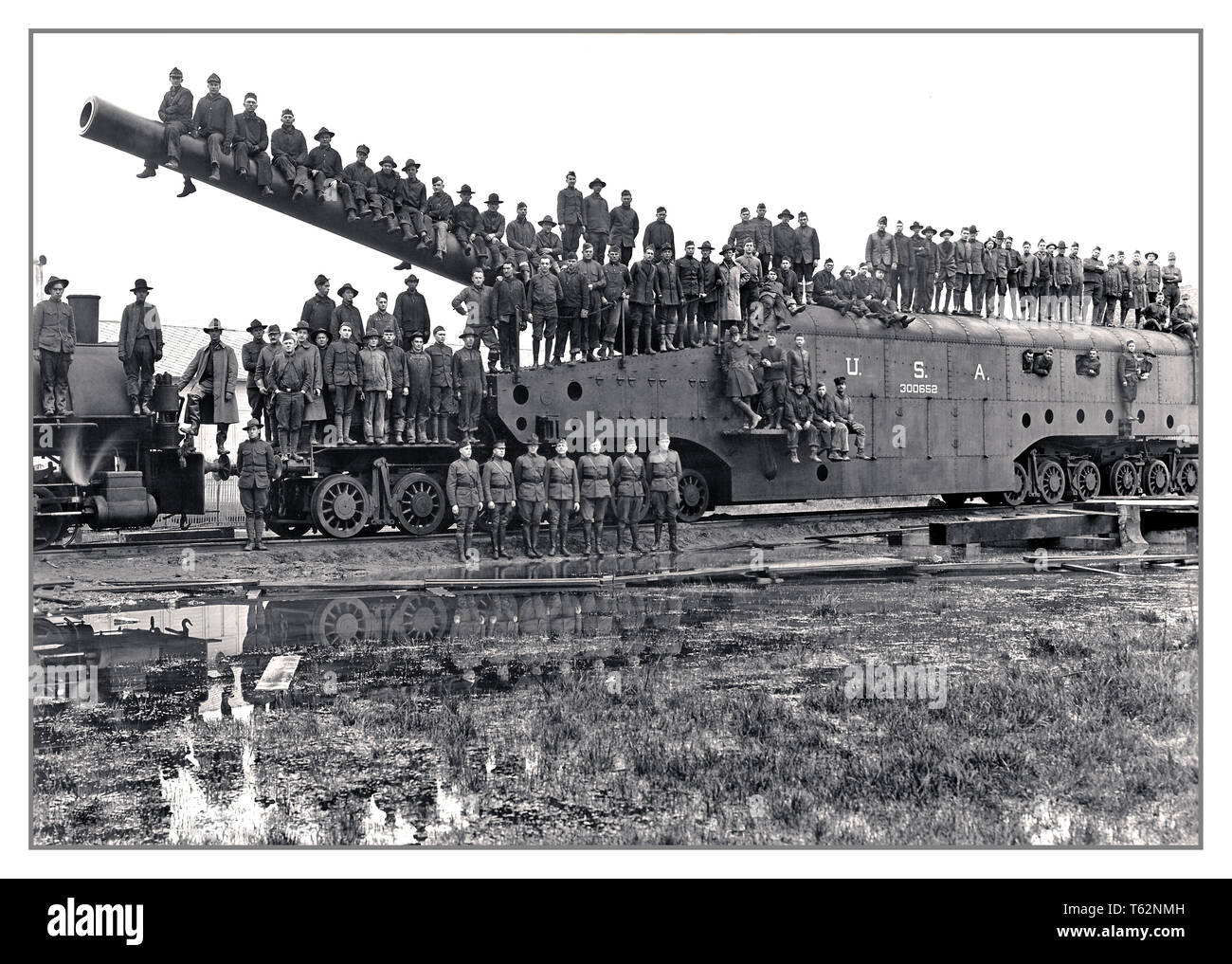 WW1 Propaganda image US Navy sailors pose on a 14-inch railway gun with Mk1 mount used to support US troops in the Meuse Argonne France 1 Jan 1919. World War One Stock Photo