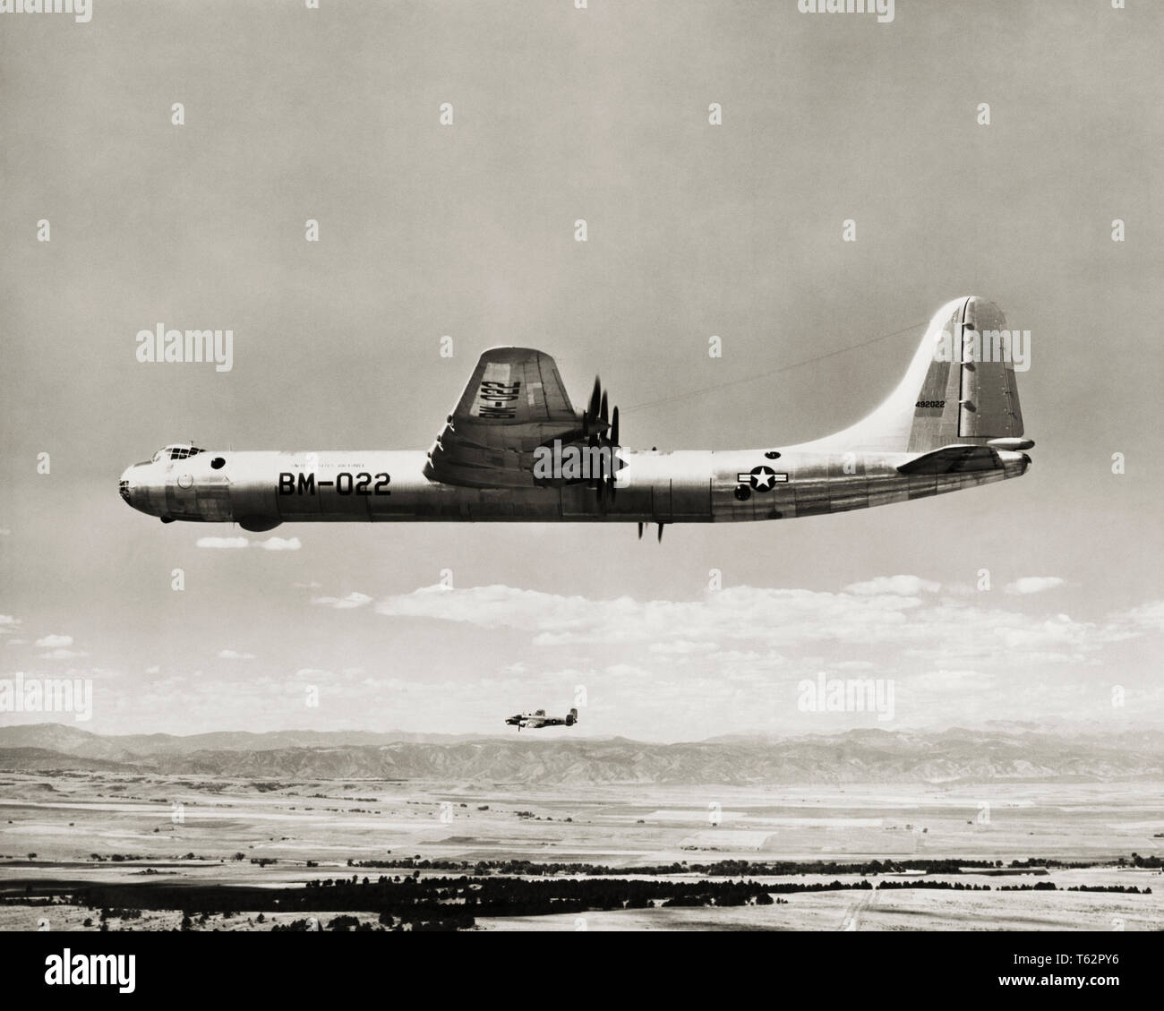 1950s USAF CONVAIR B-36 PEACEMAKER AIRPLANE STRATEGIC AIR COMMAND  SAC BOMBER NUCLEAR WEAPONS DELIVERY AIRCRAFT 1949-1959 - a365 BAU001 HARS CAPABLE CONVAIR NUCLEAR WEAPONS OLD FASHIONED PEACEMAKER SAC STRATEGIC AIR COMMAND UNITED STATES AIR FORCE USAF Stock Photo