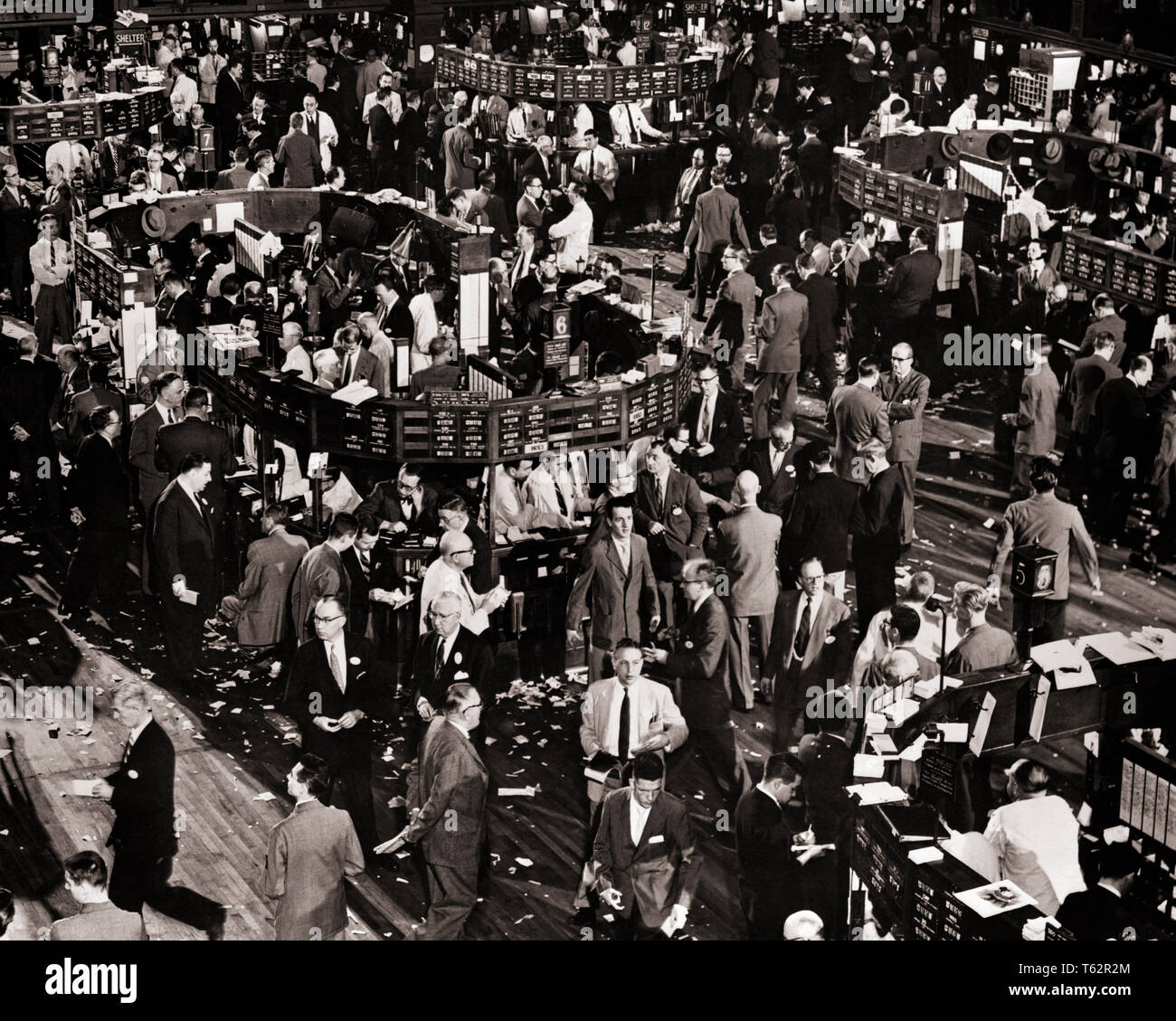 1950s TRADERS ON FLOOR OF NEW YORK STOCK EXCHANGE NYC USA - asp ag 1421 ASP001 HARS OPPORTUNITY NYC OCCUPATIONS STOCKS INVESTMENTS TRADER TRADING BROKERS NEW YORK SECURITIES CITIES MEN ONLY NYSE NEW YORK CITY NO WOMEN ALL MEN WALL STREET BLACK AND WHITE CAUCASIAN ETHNICITY OLD FASHIONED STOCK EXCHANGE TRADERS Stock Photo