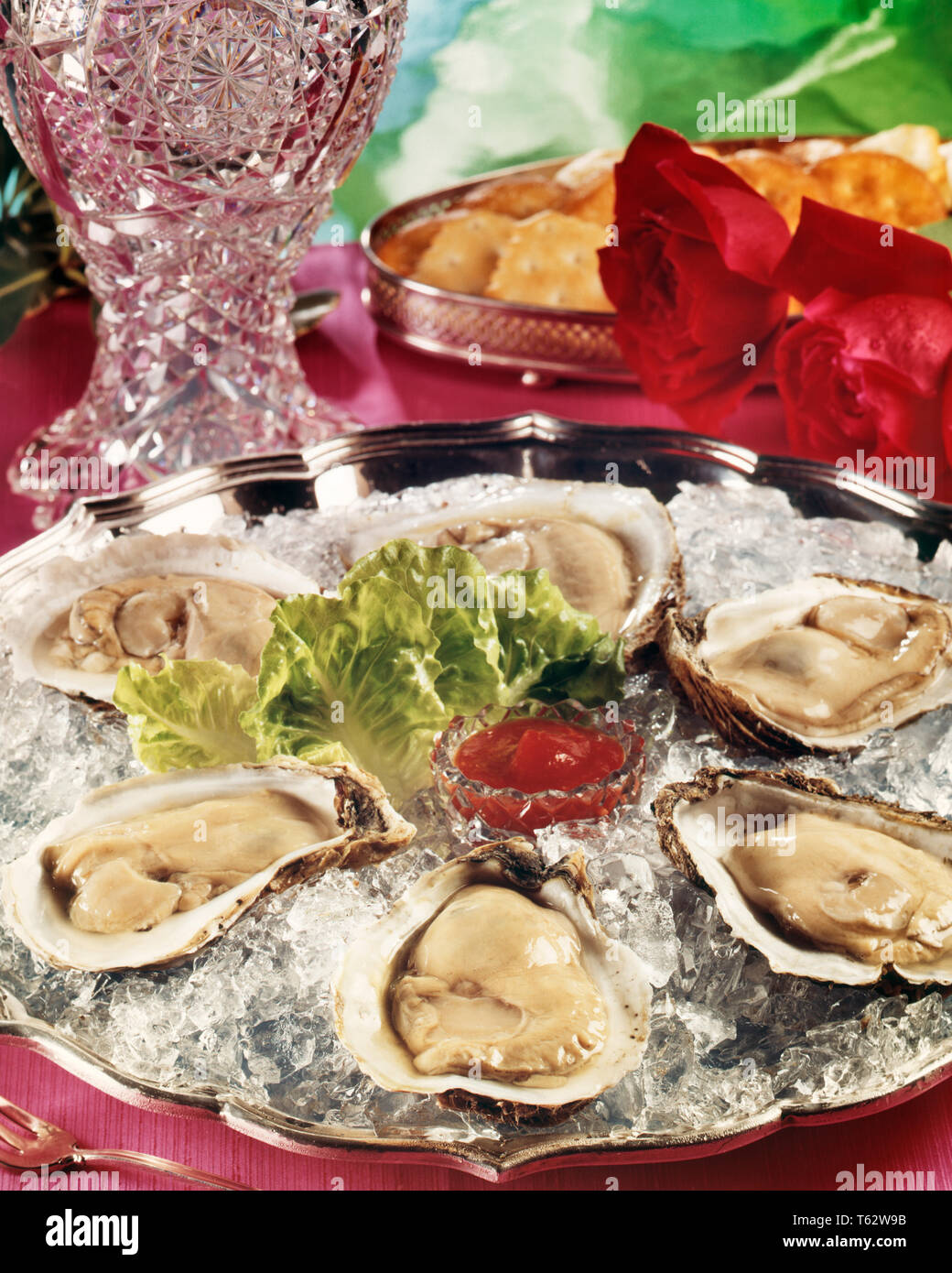 1970s FRESH OYSTERS ON THE HALF SHELL ON CRUSHED ICE PLATTER - kf12728 PHT001 HARS SHELLFISH Stock Photo