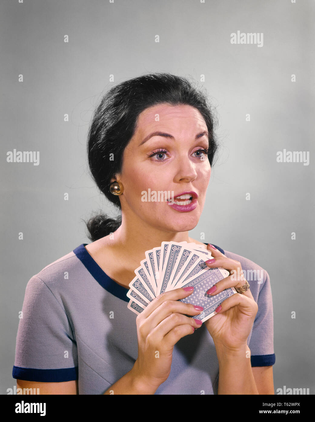 1960s EXPRESSIVE WOMAN HOLDING HAND OF CARDS BIDDING PLAYING IN BRIDGE CARD  GAME - kg4286 HAR001 HARS ENTERTAINMENT CONFIDENCE AUCTION GOALS HAPPINESS  HEAD AND SHOULDERS STRENGTH STRATEGY RECREATION DIRECTION IN OF CONCEPTUAL