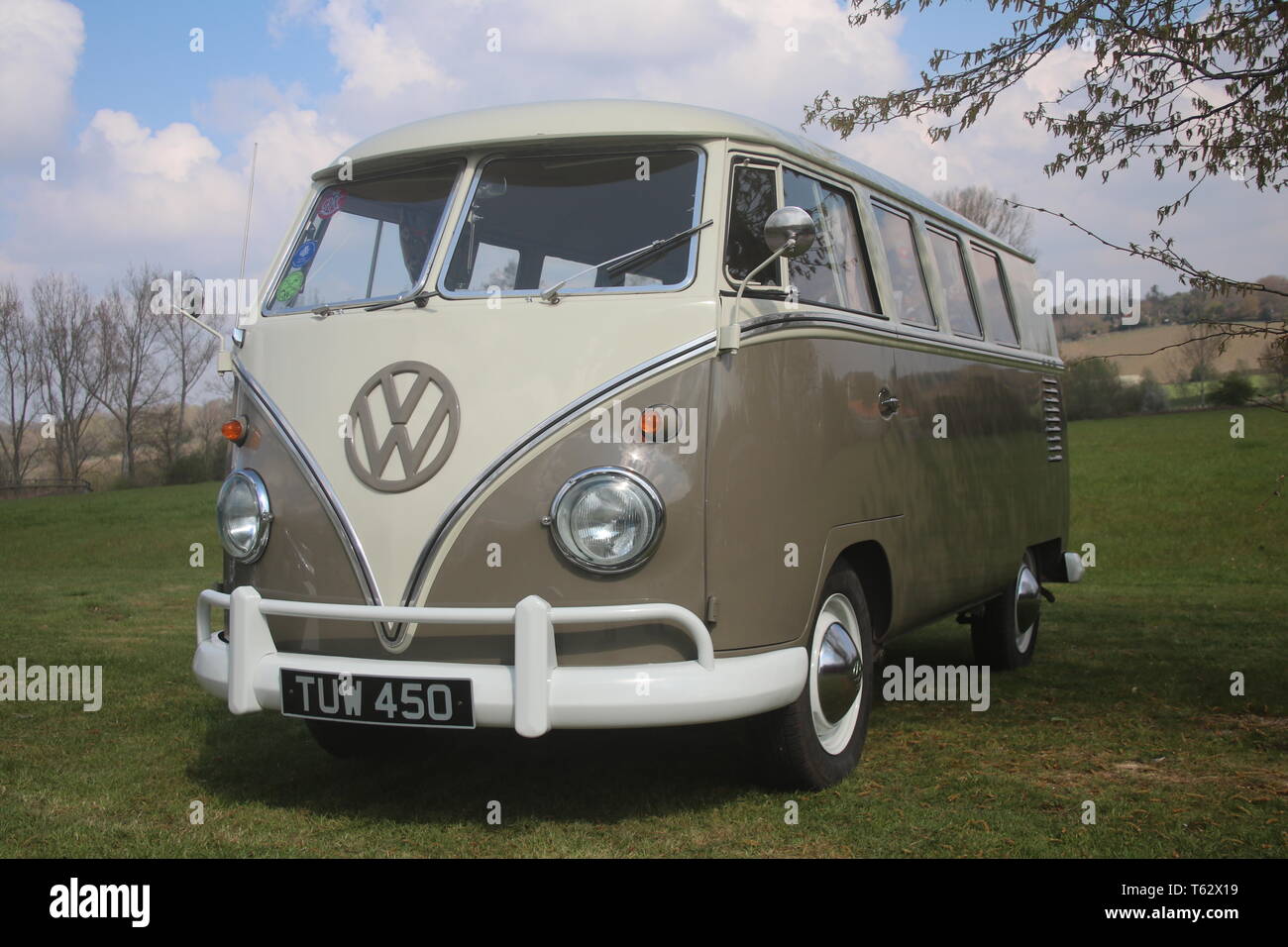 A CLASSIC RETRO VOLKSWAGEN VW CAMPER VAN BUS Stock Photo Alamy
