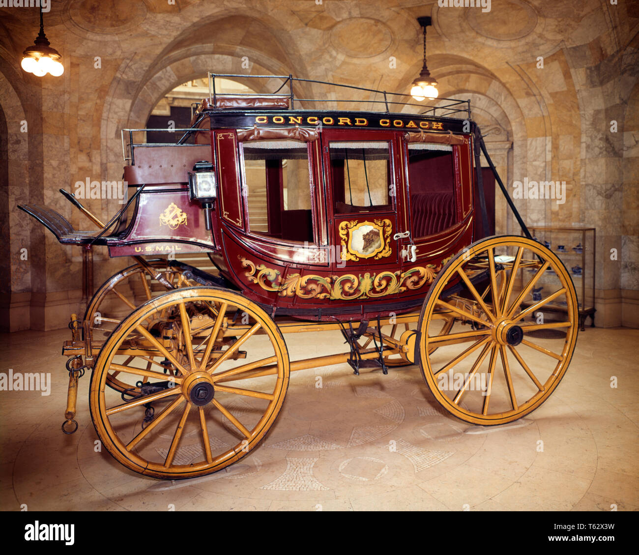 1980s NEW HAMPSHIRE HISTORICAL SOCIETY RED & YELLOW CONCORD COACH STAGECOACH WAGON USED FOR MAIL DELIVERY - kh2265 HAR001 HARS 19TH CENTURY CONCEPTUAL STILL LIFE STAGECOACH STYLISH STAGECOACHES CONCORD CONSTANT ROADS SUITED HAR001 ICONIC NEW HAMPSHIRE NH OLD FASHIONED SUSPENSION Stock Photo