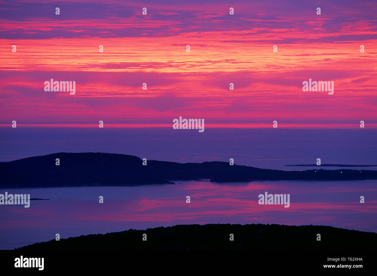 1990s SUNRISE FROM CADILLAC MOUNTAIN ACADIA NATIONAL PARK MAINE USA - kl20769 GER002 HARS EXCITEMENT RECREATION NORTHEAST ACADIA NATIONAL PARK CONCEPTUAL EAST COAST SUNRISE CADILLAC ESCAPE STYLISH NATIONAL PARK LANDSCAPES NEW ENGLAND SCENICS OLD FASHIONED Stock Photo