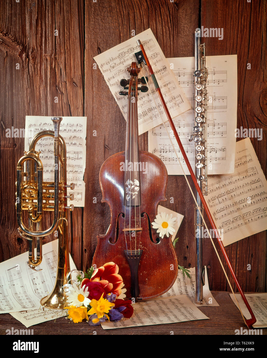 1960s MUSICAL INSTRUMENTS STILL LIFE VIOLIN FLUTE TRUMPET SHEET MUSIC FLOWERS  - km1924 HAR001 HARS OLD FASHIONED Stock Photo