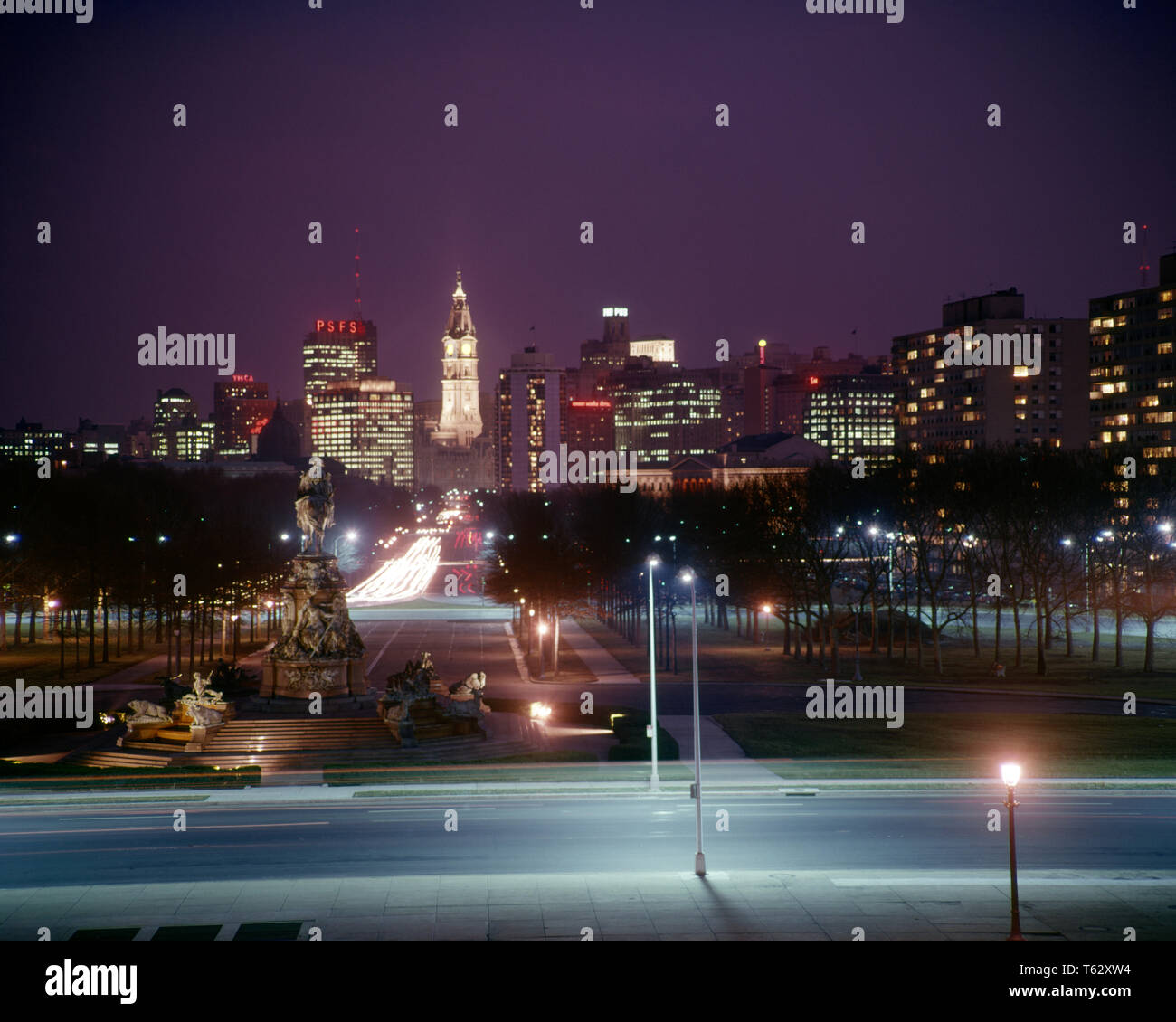 1960s NIGHT VIEW SKYLINE FROM ART MUSEUM STEPS LOOKING DOWN BEN FRANKLIN PARKWAY TO CITY HALL  - kp1168 HAR001 HARS WILLIAM PENN Stock Photo