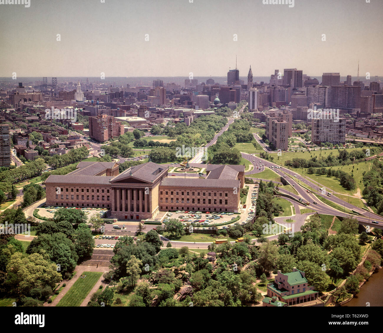 1970s AERIAL VIEW OF PHILADELPHIA MUSEUM OF ART BENJAMIN FRANKLIN PARKWAY AND CENTER CITY SKYLINE PENNSYLVANIA USA - kp2038 HAR001 HARS ART MUSEUM BROTHERLY LOVE HAR001 OLD FASHIONED WILLIAM PENN Stock Photo