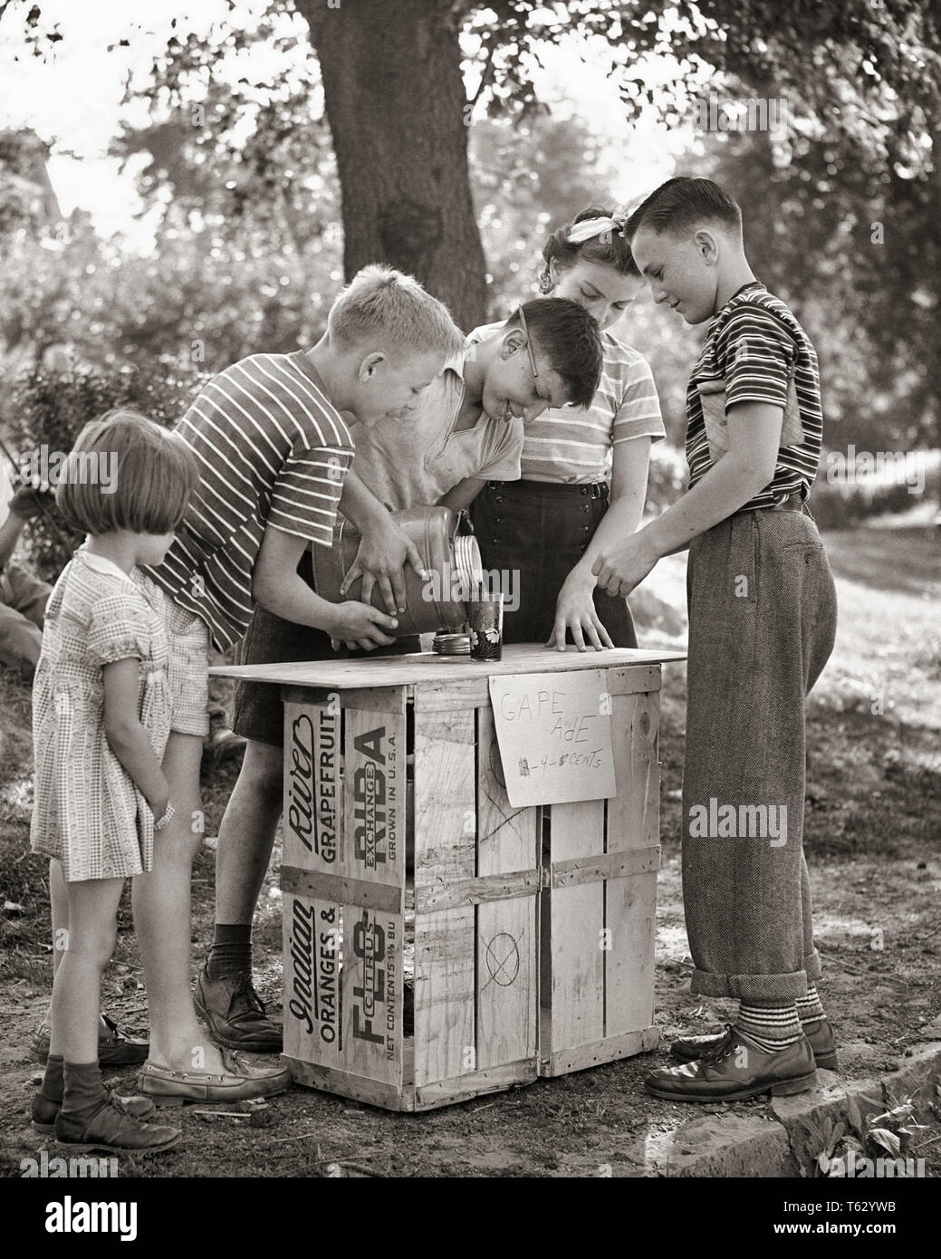 1940s KIDS OPERATING A ROADSIDE COLD DRINK STAND WESTCHESTER COUNTY WHITE PLAINS NEW YORK USA - q41242 HAR001 HARS COUNTY MALES SIX SIBLINGS CONFIDENCE ORANGE SISTERS B&W SUMMERTIME CRATE SELLING OPERATING ADVENTURE SUMMER SEASON CUSTOMER SERVICE THERMOS OCCUPATIONS SIBLING REFRESHMENTS TEE SHIRTS CONNECTION ENTERPRISE NEW YORK ENTREPRENEUR STYLISH COOPERATION ENTREPRENEURS JUVENILES PRE-TEEN PRE-TEEN BOY PRE-TEEN GIRL REFRESHING ROADSIDE BLACK AND WHITE CAUCASIAN ETHNICITY HAR001 OLD FASHIONED Stock Photo