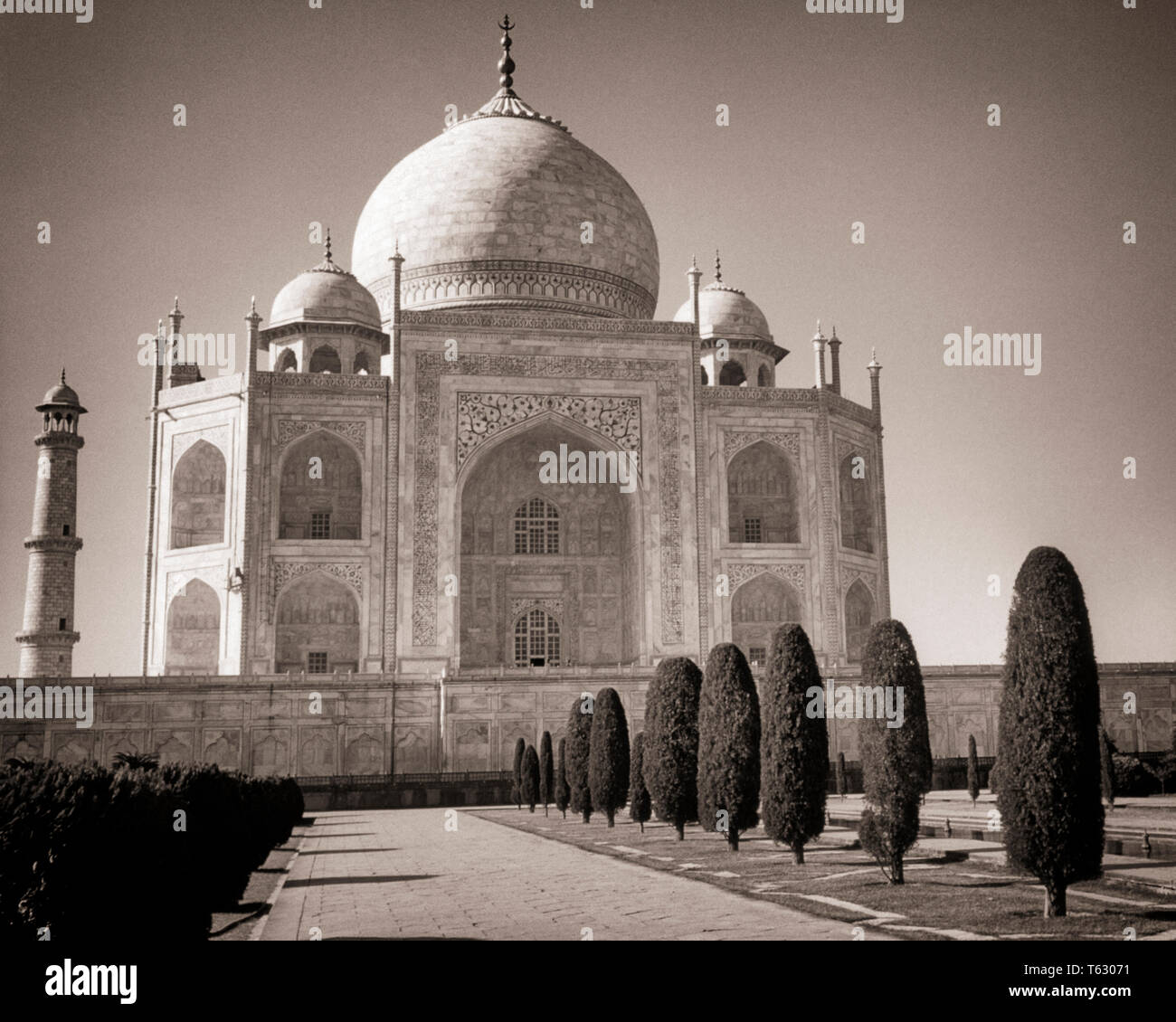 1950s TAJ MAHAL CROWN OF THE PALACES AGRA INDIA  - r19543 LAN001 HARS UNESCO WORLD HERITAGE SITE Stock Photo