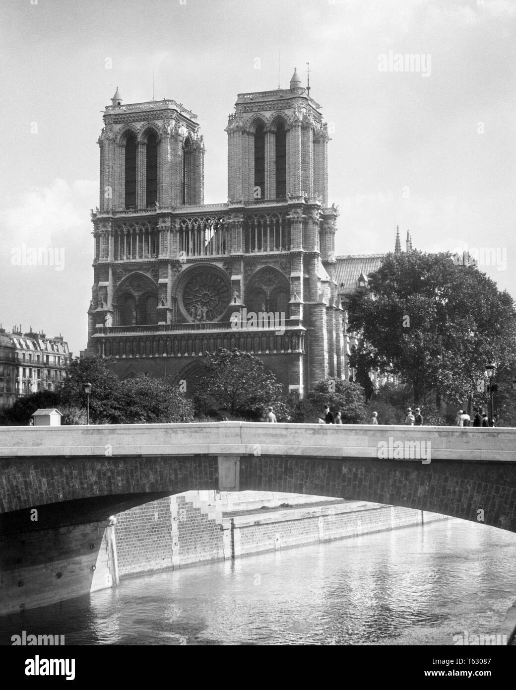 1920s NOTRE DAME CATHEDRAL WESTERN FACADE ROMAN CATHOLIC MEDIEVAL FRENCH GOTHIC ARCHITECTURE BUILT 1163–1345 PARIS FRANCE - r2702 HAR001 HARS NOTRE-DAME NOTRE-DAME DE PARIS OLD FASHIONED Stock Photo
