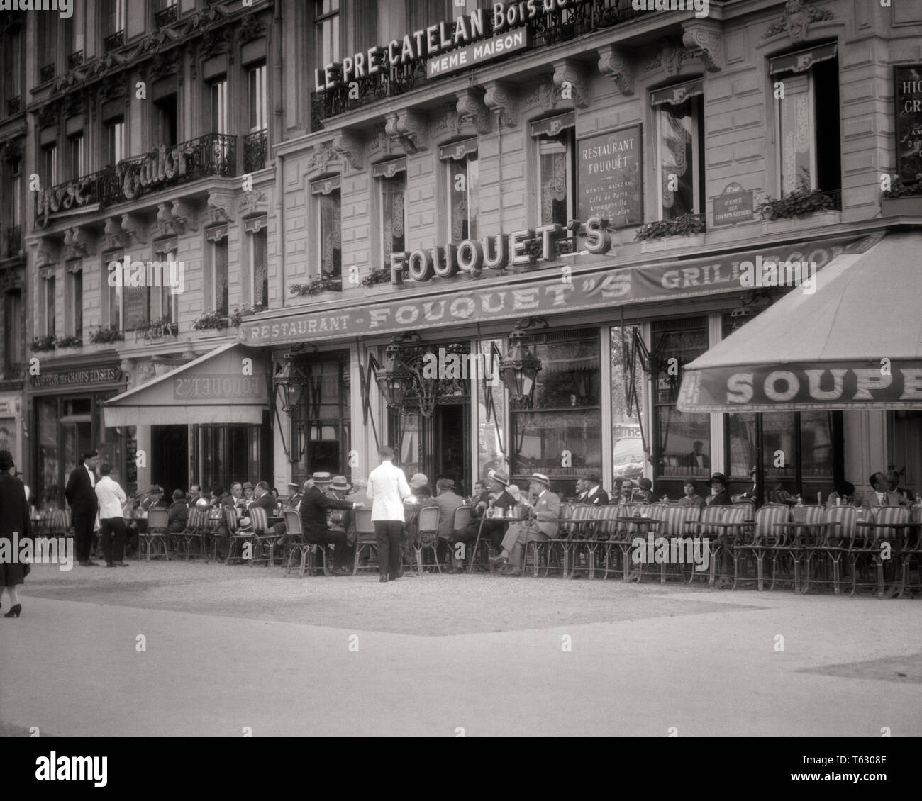 1920s 1930s FOUQUET'S RESTAURANT CAFE CORNER CHAMPS ELYSEES AND GEORGE V PARIS FRANCE  - r3842 HAR001 HARS CUSTOMER SERVICE AND FAMOUS RECREATION TRADITION PRIDE AUTHORITY OCCUPATIONS CONCEPTUAL STYLISH GEORGE V GALA RELAXATION BLACK AND WHITE HAR001 OLD FASHIONED YEARLY Stock Photo